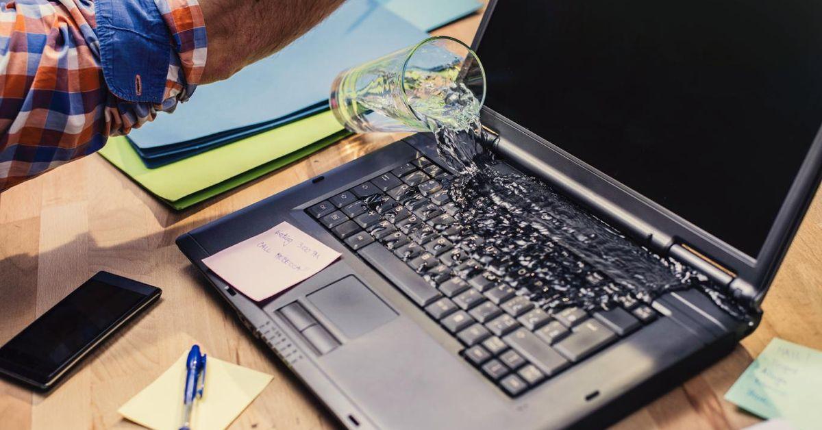 Diferentes líquidos derramados sobre portátil