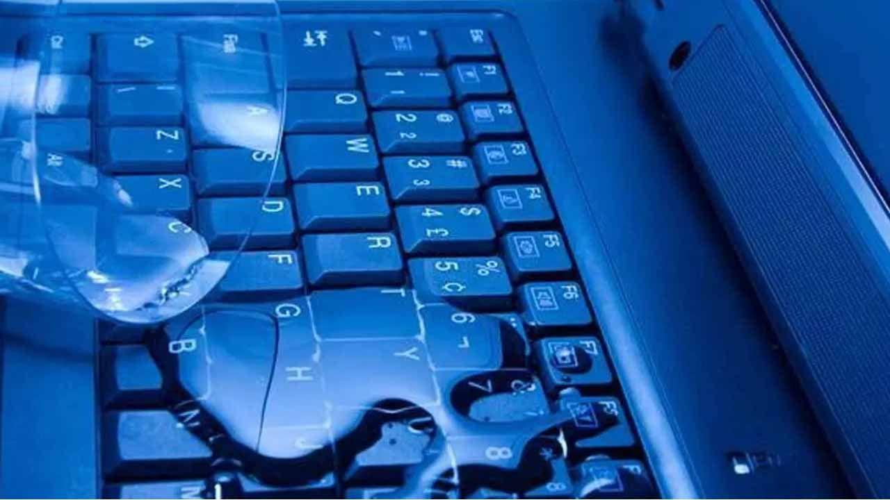 Portátil mojado sobre una mesa