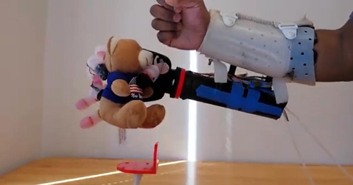 detalle de dedos de mano biónica