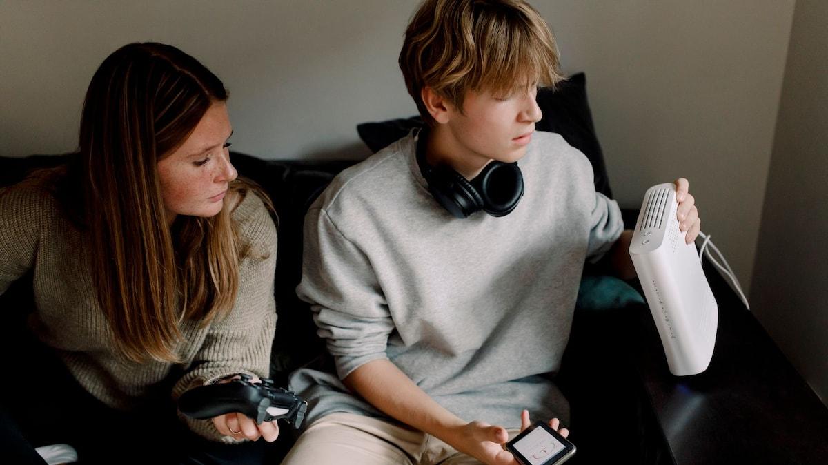 Persona descansando con router wifi cercano