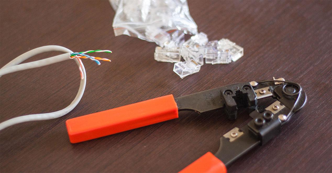 Conector RJ45 y cable de red