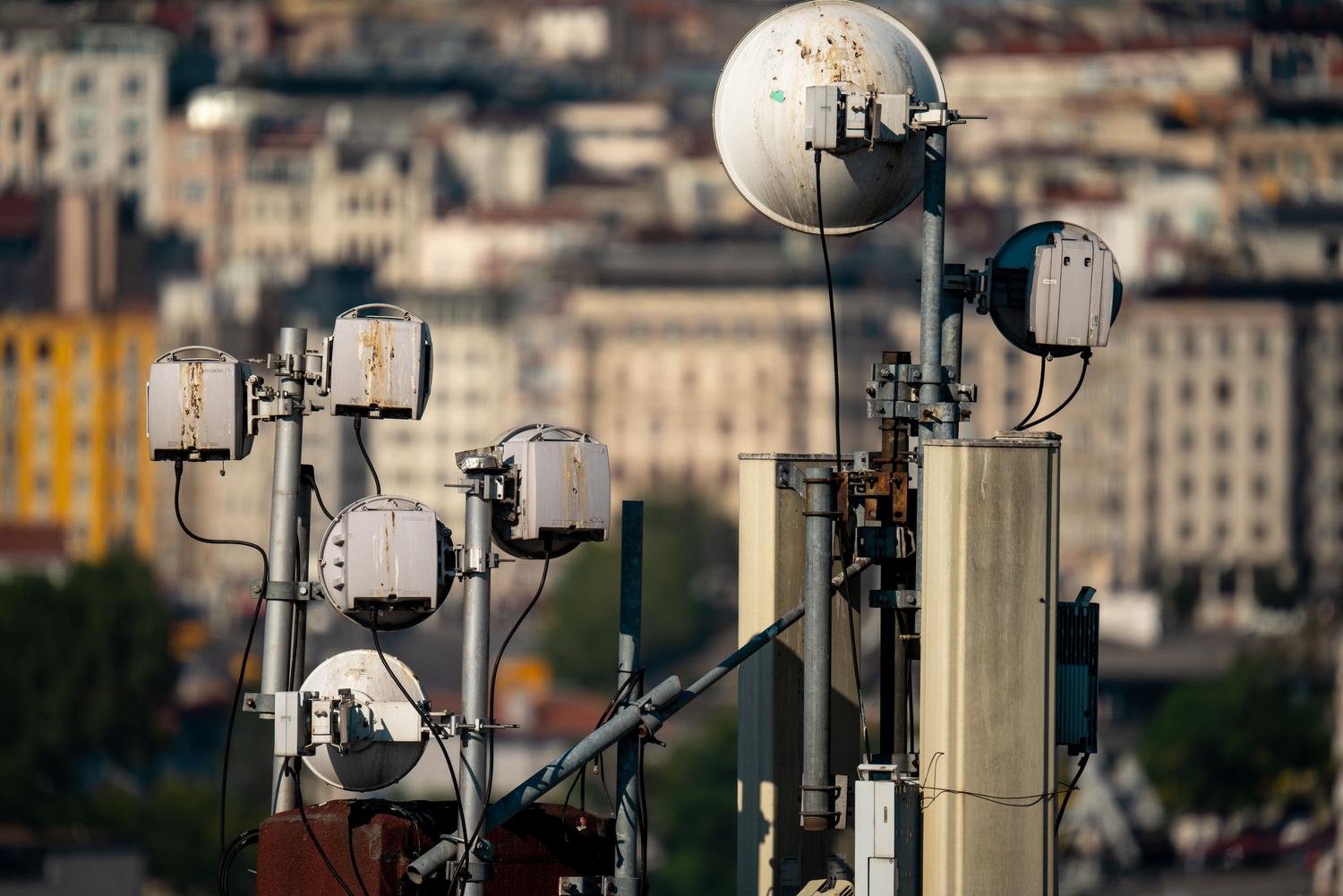 Antenas de telecomunicaciones en una azotea urbana, ejemplificando la infraestructura física de las redes metropolitanas (MAN) y globales (WAN).