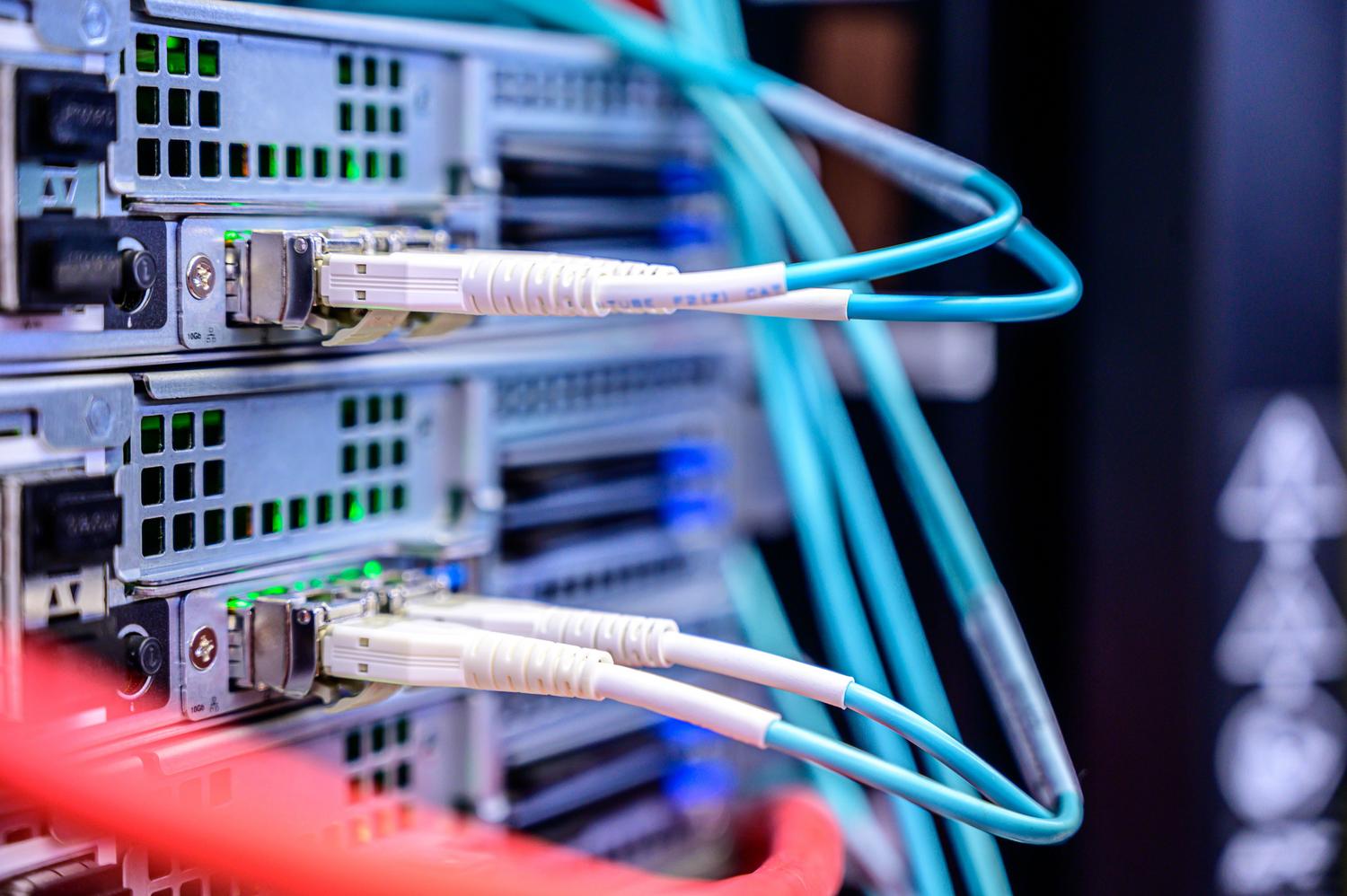 Primer plano de puertos SFP+ y cables de red en un servidor empresarial, destacando los componentes físicos y la conectividad de alta velocidad.