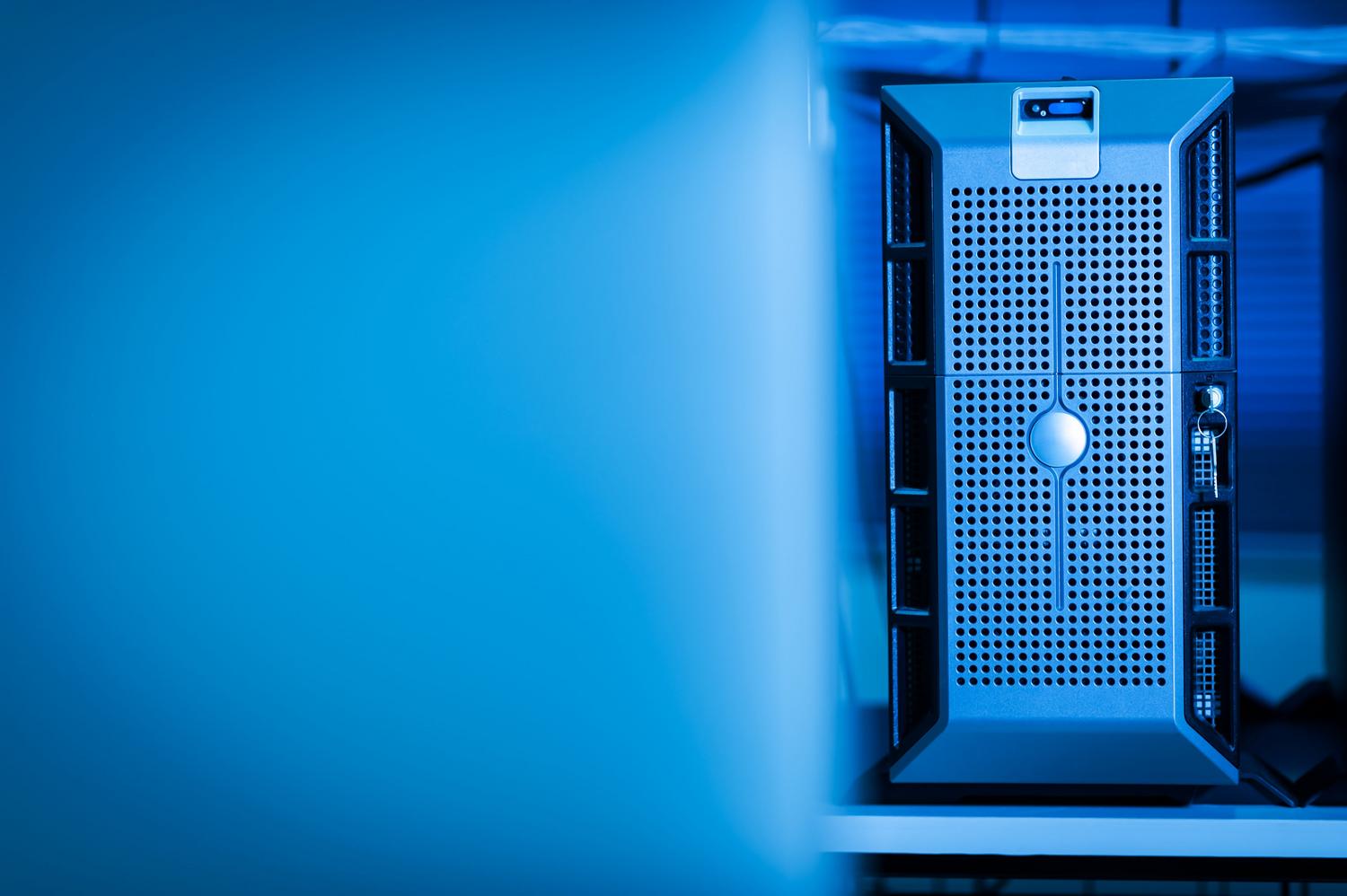 Servidor de alta gama en un centro de datos con iluminación azul, representando la infraestructura robusta donde se alojan los gateways y modelos de IA.