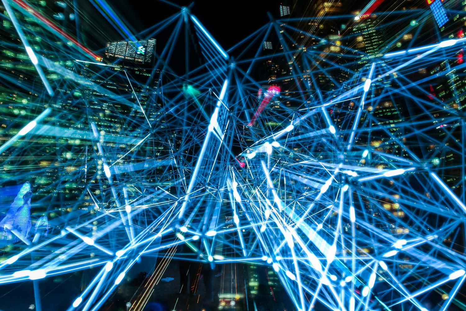 Representación visual de redes de comunicación interconectadas y transferencia de datos a alta velocidad, simbolizando la conectividad entre apps y proveedores de IA.