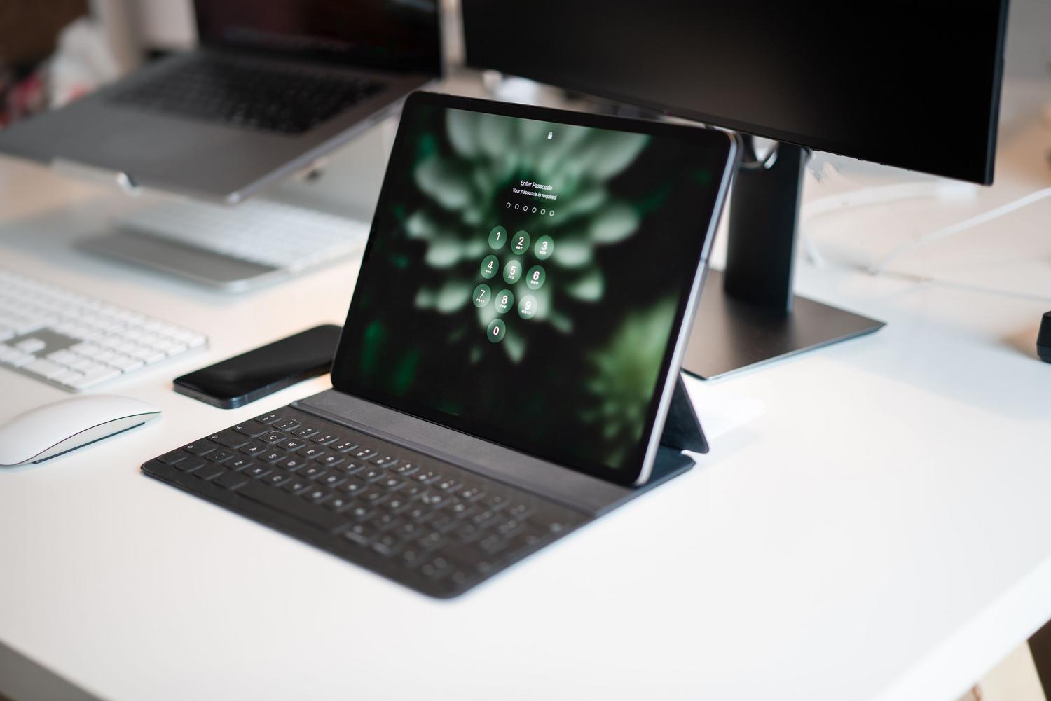 Setup profesional de productividad con tablet, teclado y monitores externos, representando una estación de trabajo Linux completa.