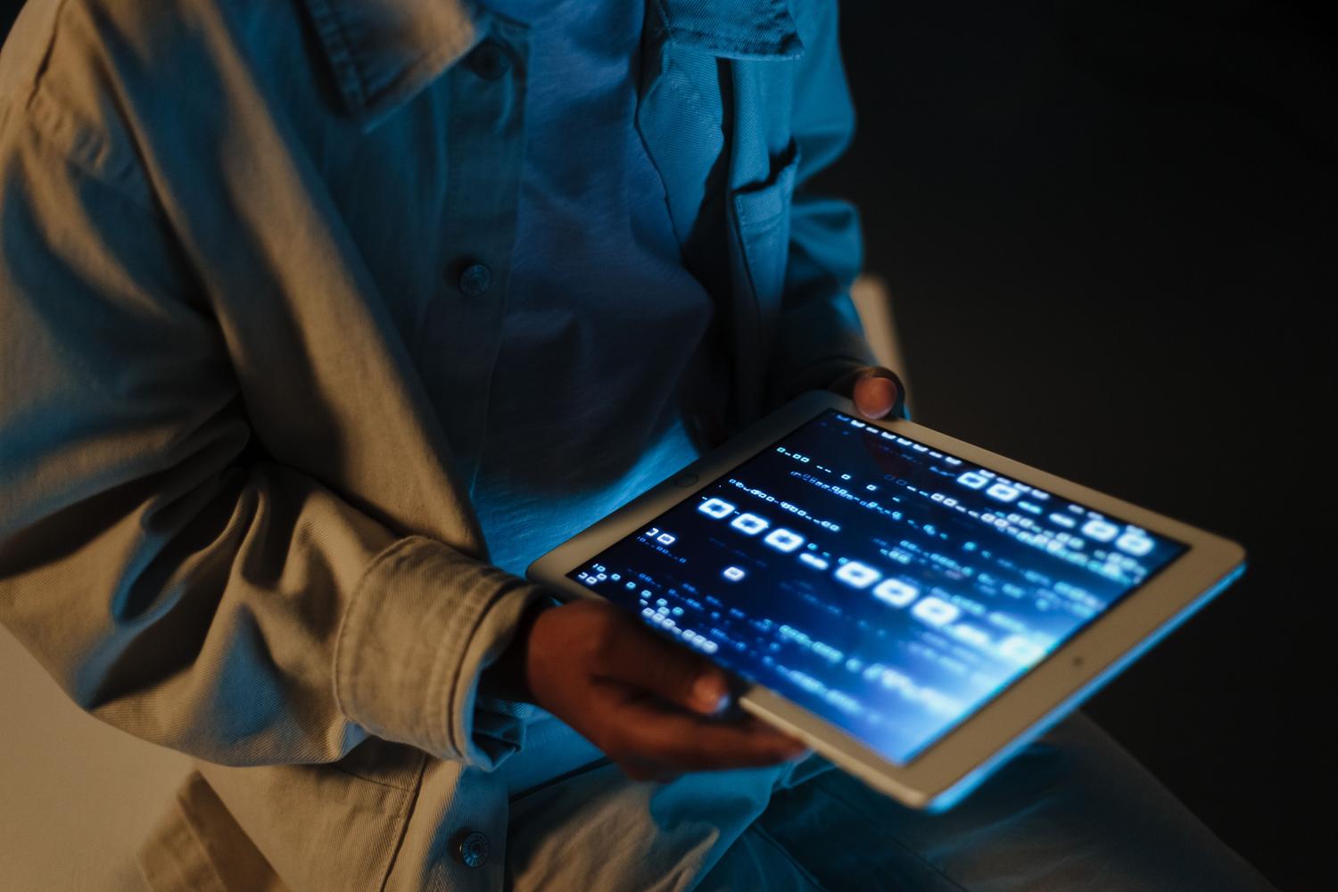 Primer plano de una tablet mostrando una interfaz de terminal o código, ideal para temas de ciberseguridad y Linux.