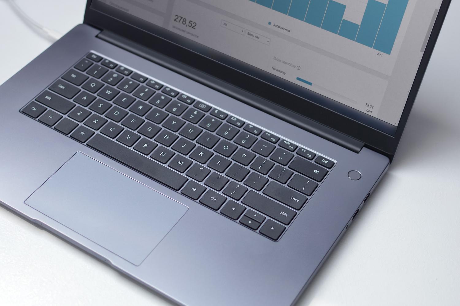 Laptop con software de gestión y análisis en pantalla, simbolizando la capacidad de administración y control total que ofrece el Modo Dios.