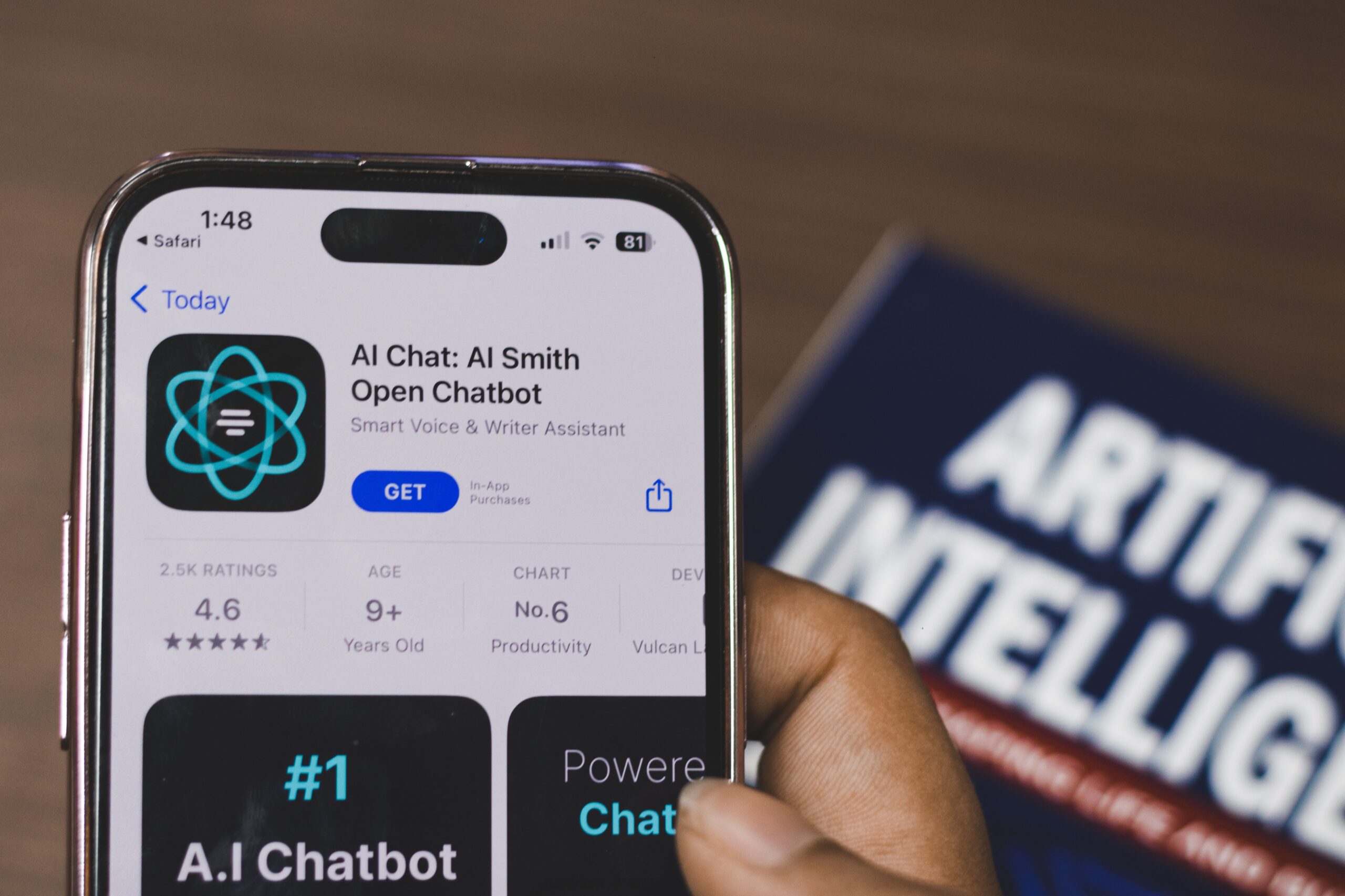 Persona sosteniendo un smartphone con una aplicación de chatbot de IA, representando la IA conversacional y el recorrido del cliente. Persona sosteniendo un smartphone con una aplicación de chatbot de IA, representando la IA conversacional y el recorrido del cliente.