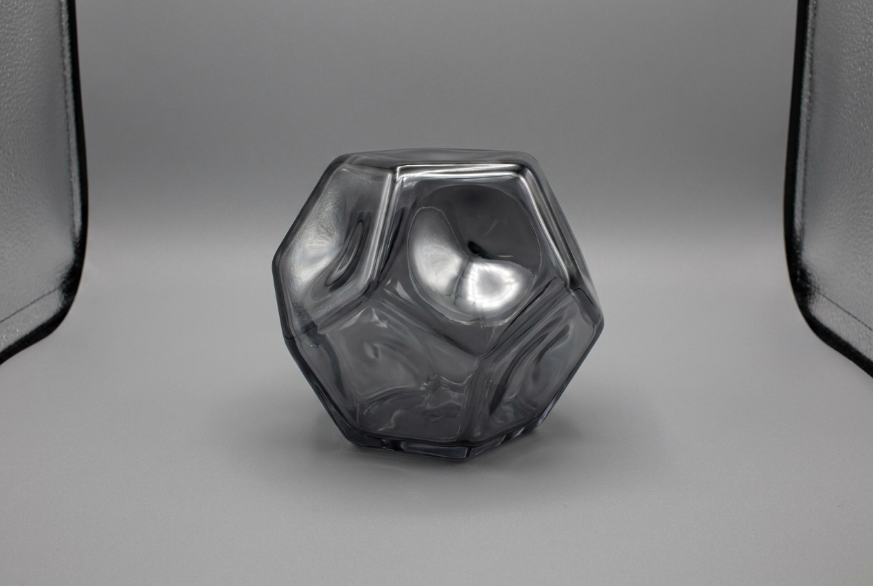 Resultado final de una pieza impresa en 3D con acabado de espejo ultra brillante tras el alisado con acetona.