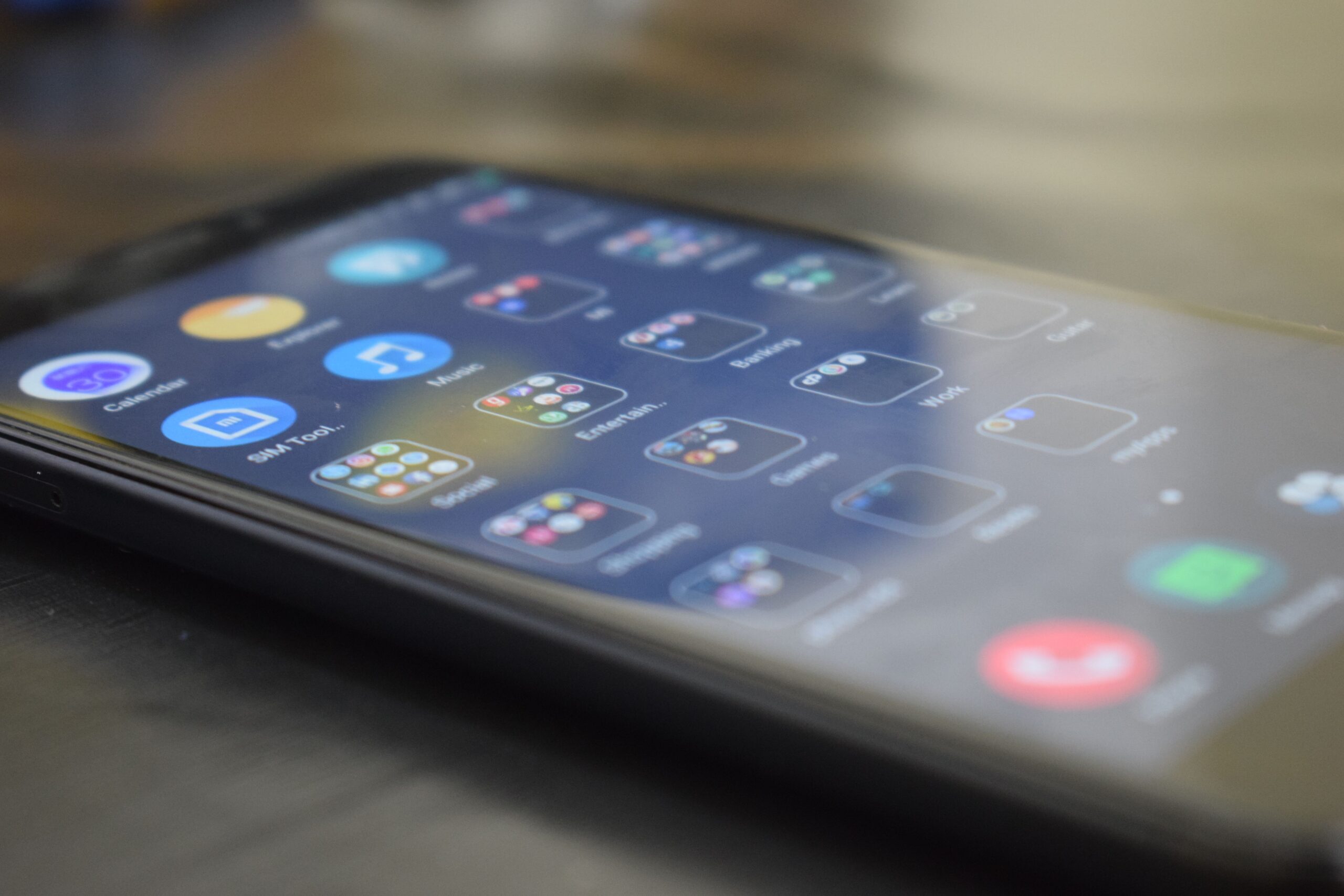 Primer plano de la pantalla de un smartphone mostrando diversos iconos de aplicaciones móviles.