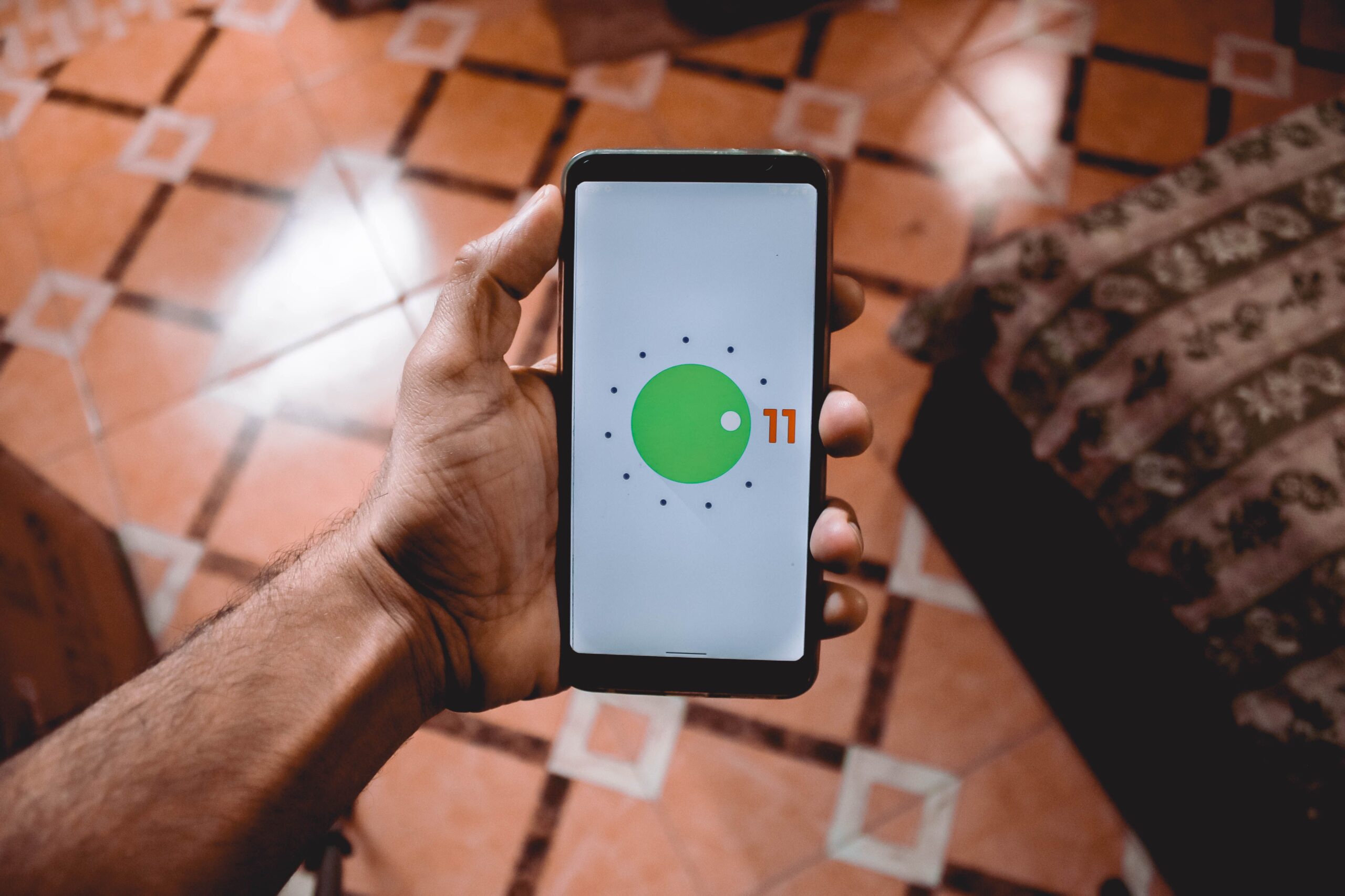 Persona sosteniendo un smartphone Android, representando la versatilidad del sistema operativo.