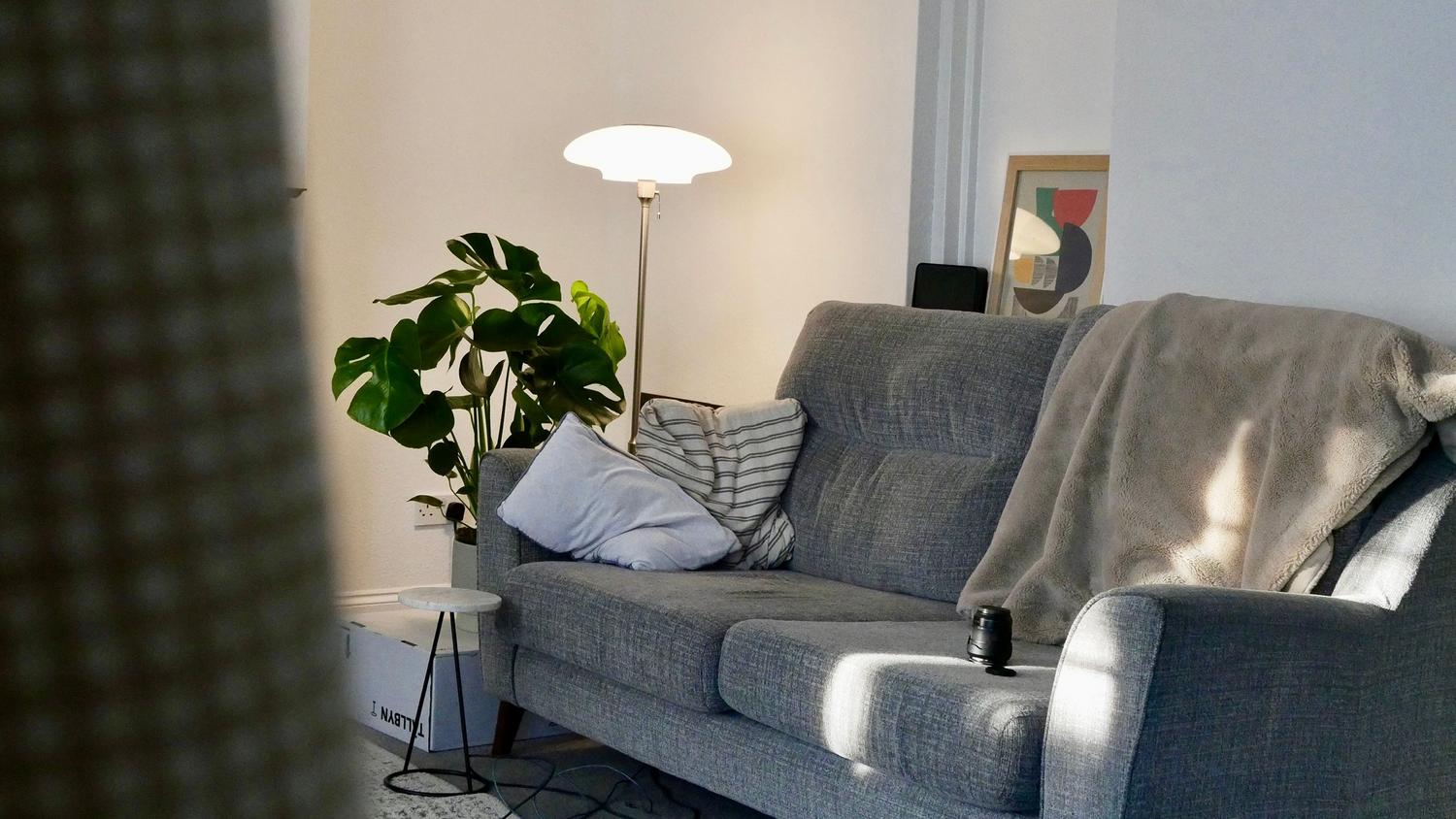 Salón acogedor y minimalista con luz natural, ideal como entorno para la implementación de un sistema de domótica y asistente de voz.