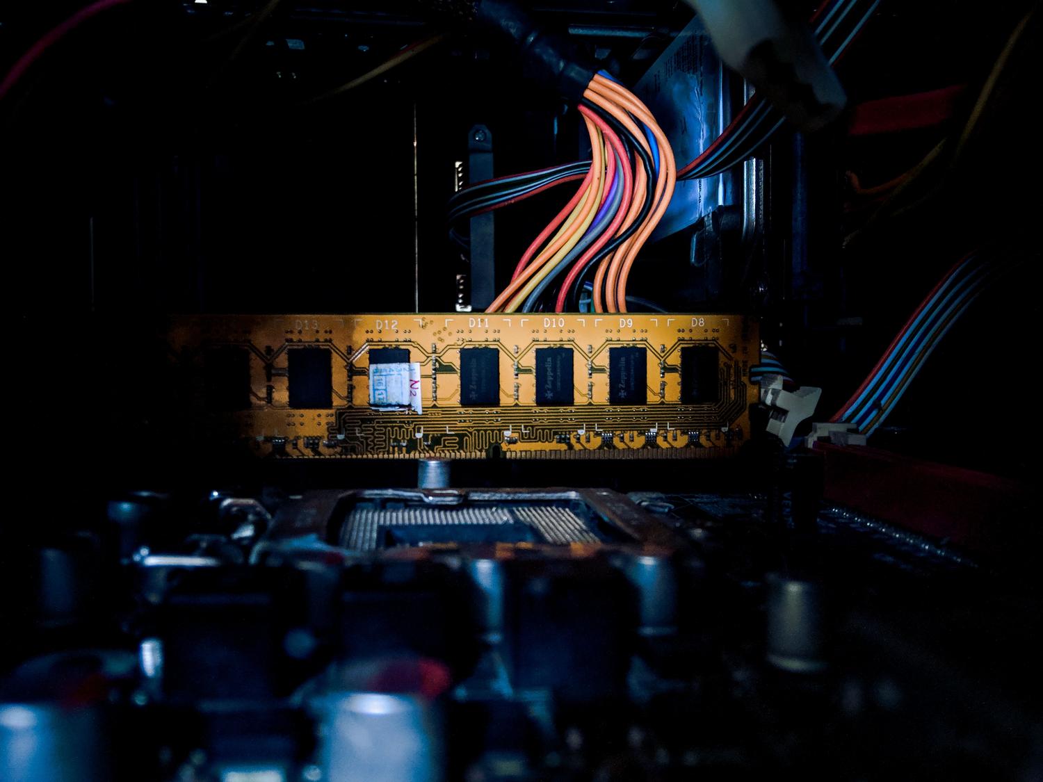 Primer plano técnico de una placa de circuito electrónico y memoria RAM, simbolizando el procesamiento de datos local y la privacidad.