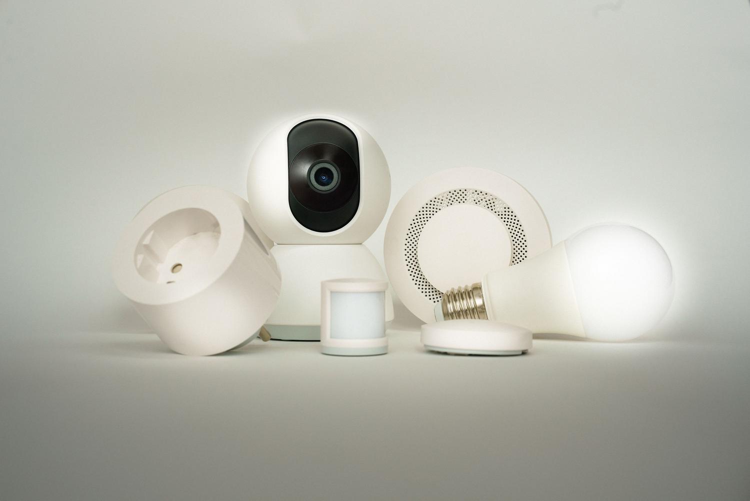 Ecosistema de dispositivos inteligentes que incluye sensores, bombillas y enchufes Zigbee.