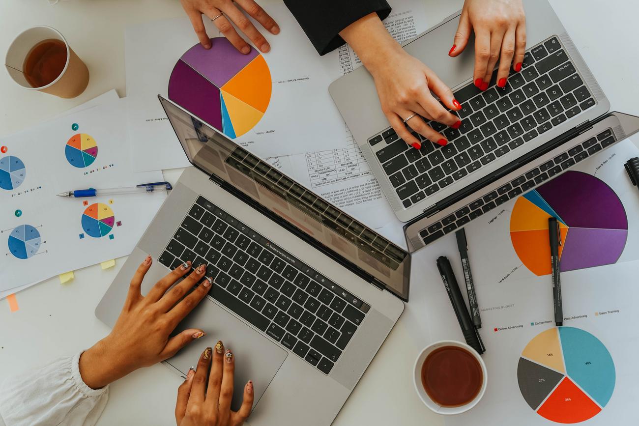 Equipo de trabajo analizando datos y gráficos en una reunión para optimizar modelos estadísticos. Equipo de trabajo analizando datos y gráficos en una reunión para optimizar modelos estadísticos.