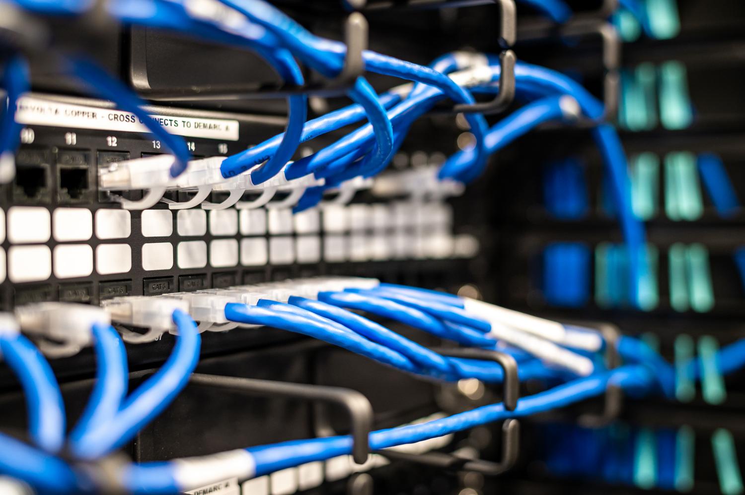 Cables de red conectados a un servidor, ilustrando el funcionamiento de los servidores DNS.