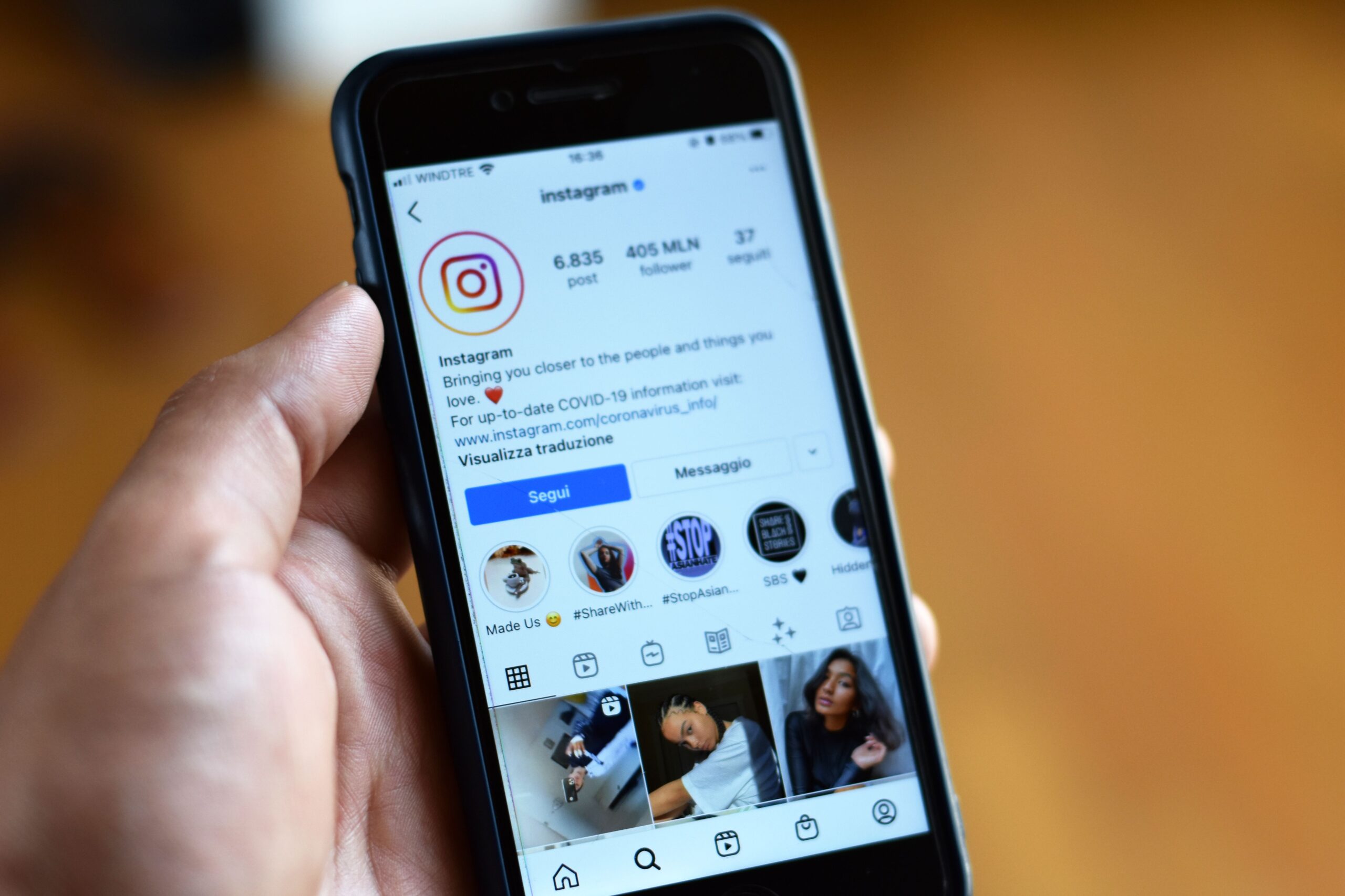 Mano sosteniendo un teléfono inteligente mostrando un perfil de Instagram, ideal para ilustrar la integración con Linktree. Mano sosteniendo un teléfono inteligente mostrando un perfil de Instagram, ideal para ilustrar la integración con Linktree.