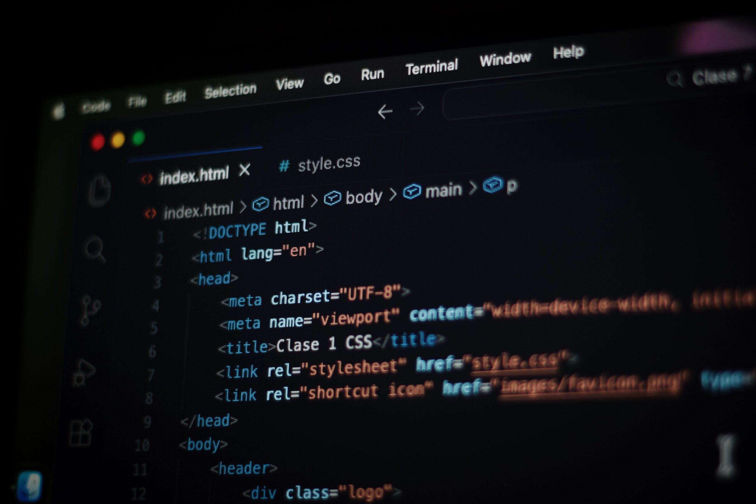 Primer plano de código de programación en modo oscuro en la pantalla de un ordenador, representando el despliegue técnico y el uso de Docker.