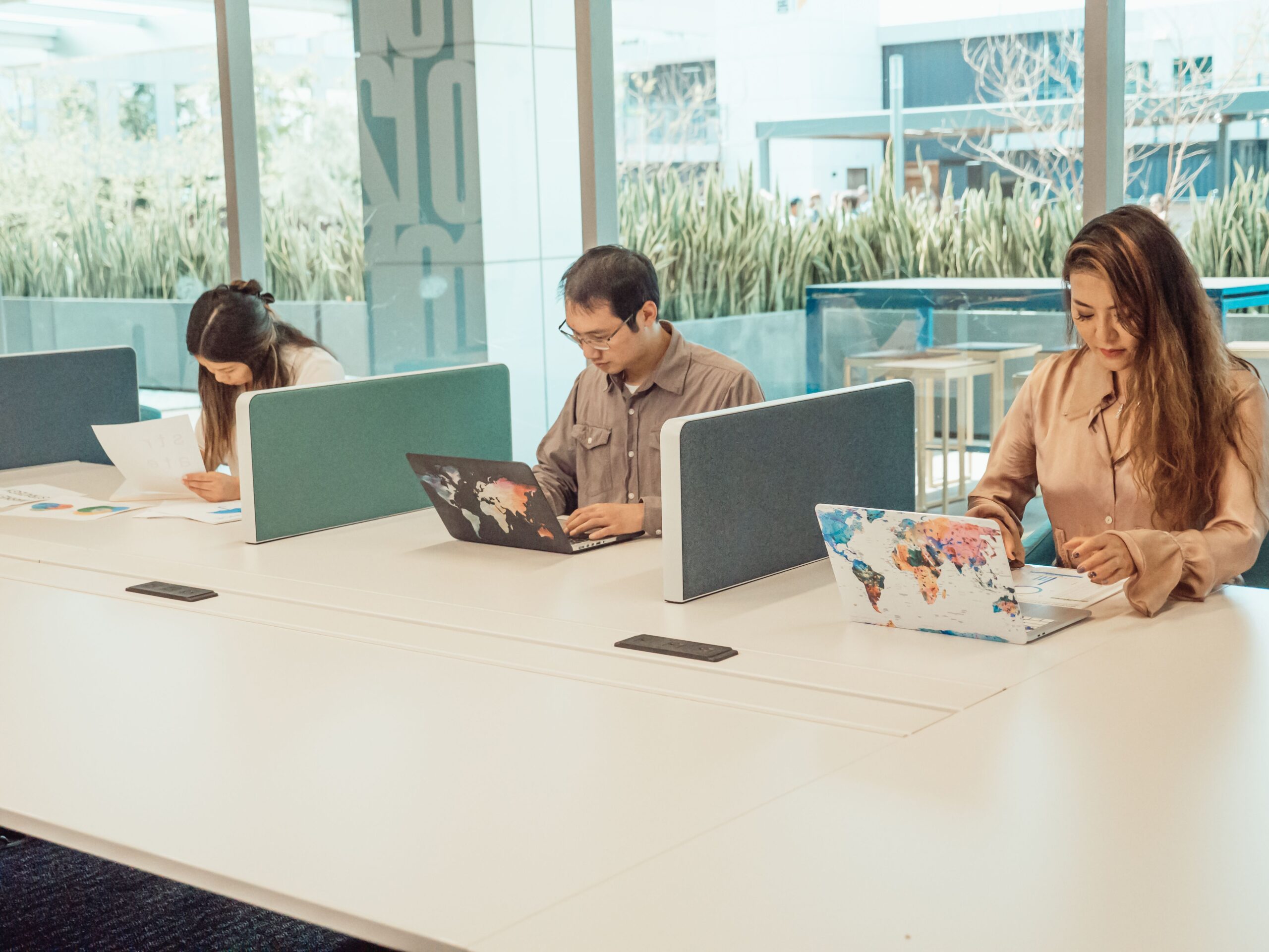 Equipo de trabajo diverso colaborando en una oficina abierta contemporánea, representando la implementación de soluciones de IA de grado empresarial como NemoClaw.