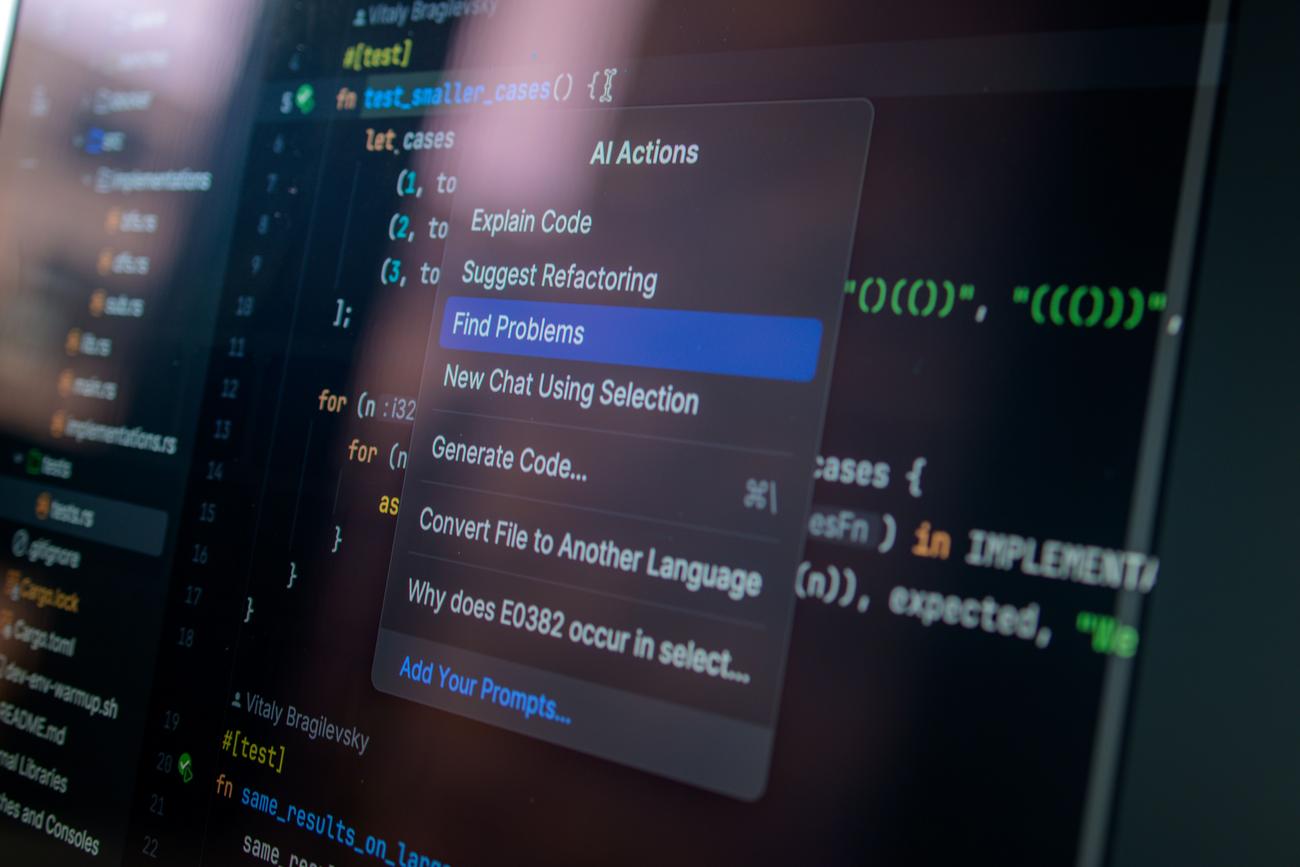 Pantalla de un editor de código moderno con un menú de acciones de IA desplegado, representando la integración de la IA en la codificación.
