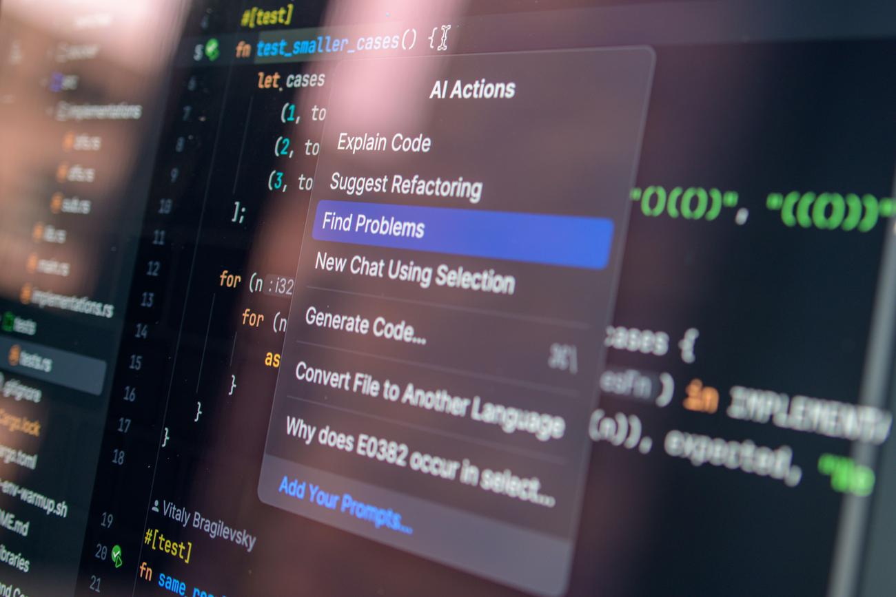 Primer plano de una herramienta de depuración asistida por IA en una pantalla, resaltando la automatización de pruebas y calidad de software.