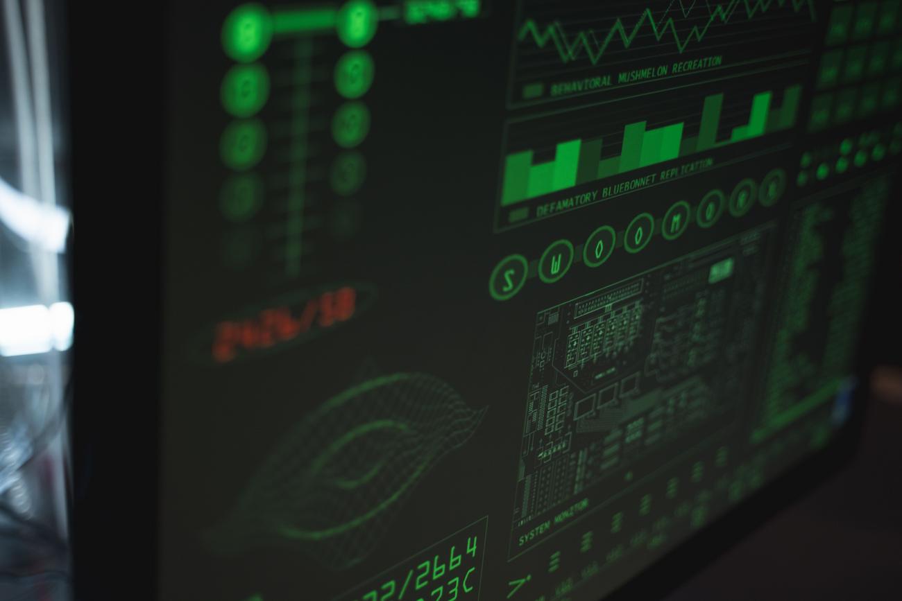 Interfaz de ciberseguridad con datos de protección y análisis de vulnerabilidades, representando los riesgos de seguridad en el desarrollo automatizado.