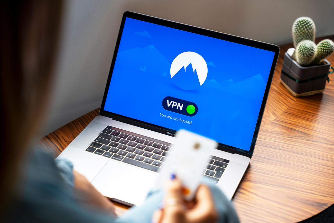 Persona utilizando una conexión VPN en su ordenador portátil en un entorno moderno para navegar de forma segura y privada. Persona utilizando una conexión VPN en su ordenador portátil en un entorno moderno para navegar de forma segura y privada.