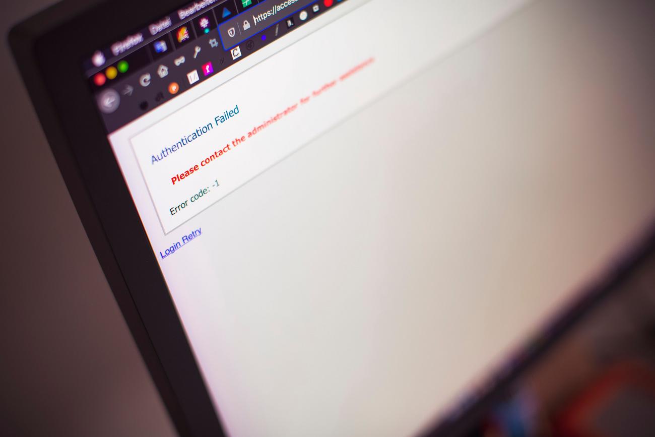 Primer plano de una pantalla de ordenador mostrando un mensaje de error de autenticación fallida, representando la frustración de un sitio bloqueado.