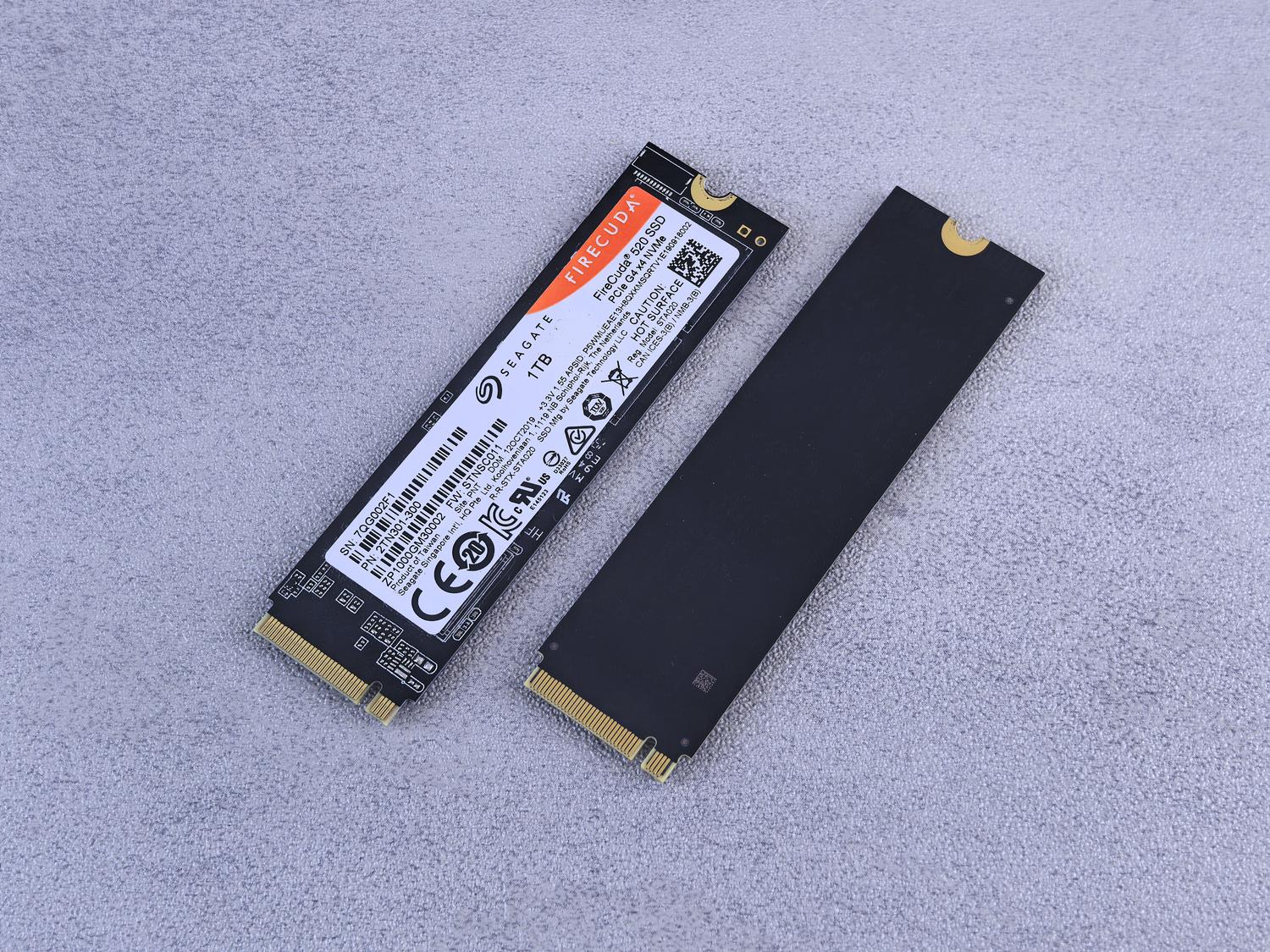 Unidades SSD NVMe de alto rendimiento Primer plano de unidades SSD NVMe de alto rendimiento sobre un fondo neutro.
