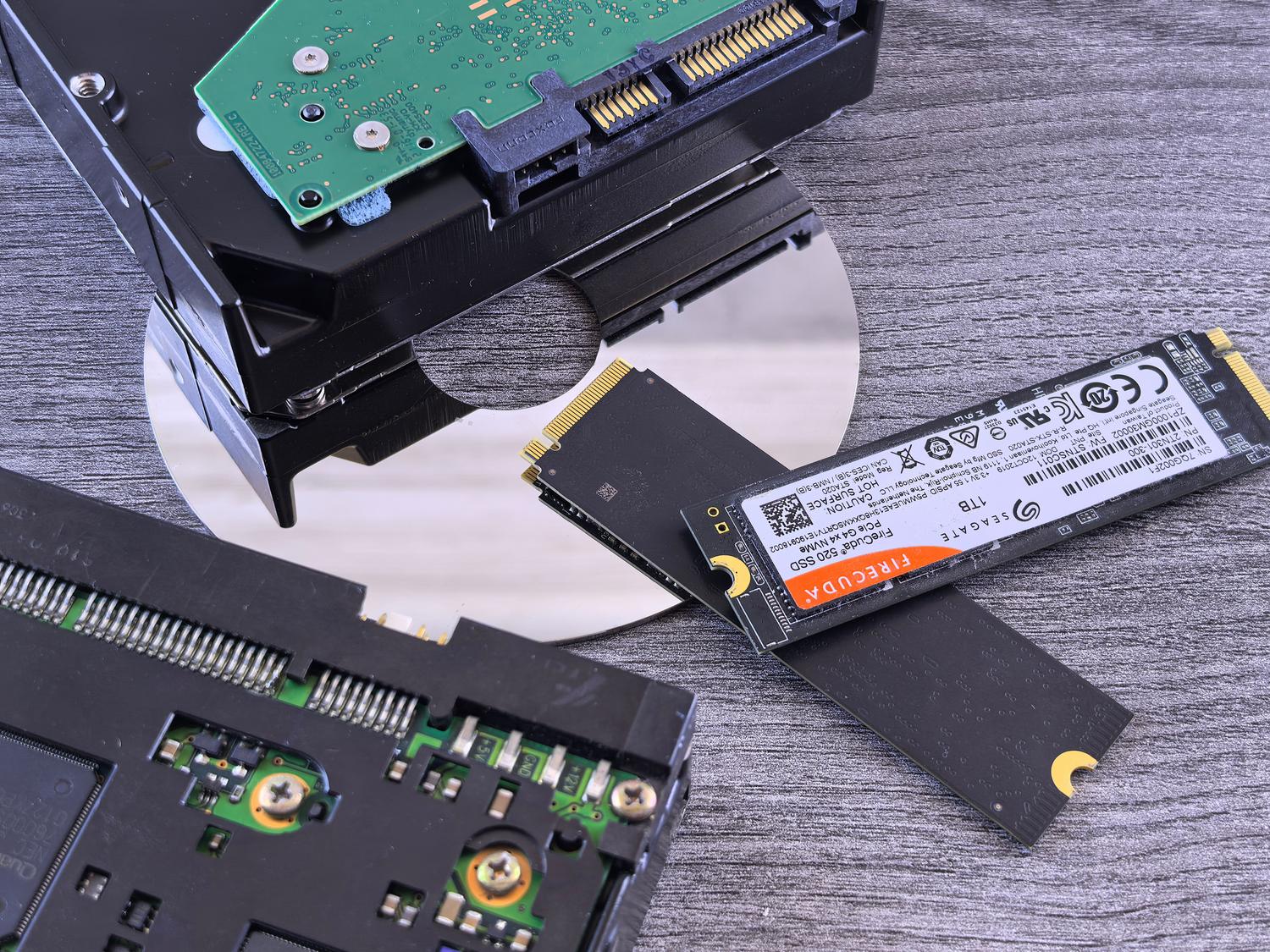 Comparativa entre disco duro HDD y unidad SSD NVMe Comparativa visual entre un disco duro mecánico HDD y una unidad de estado sólido SSD NVMe.