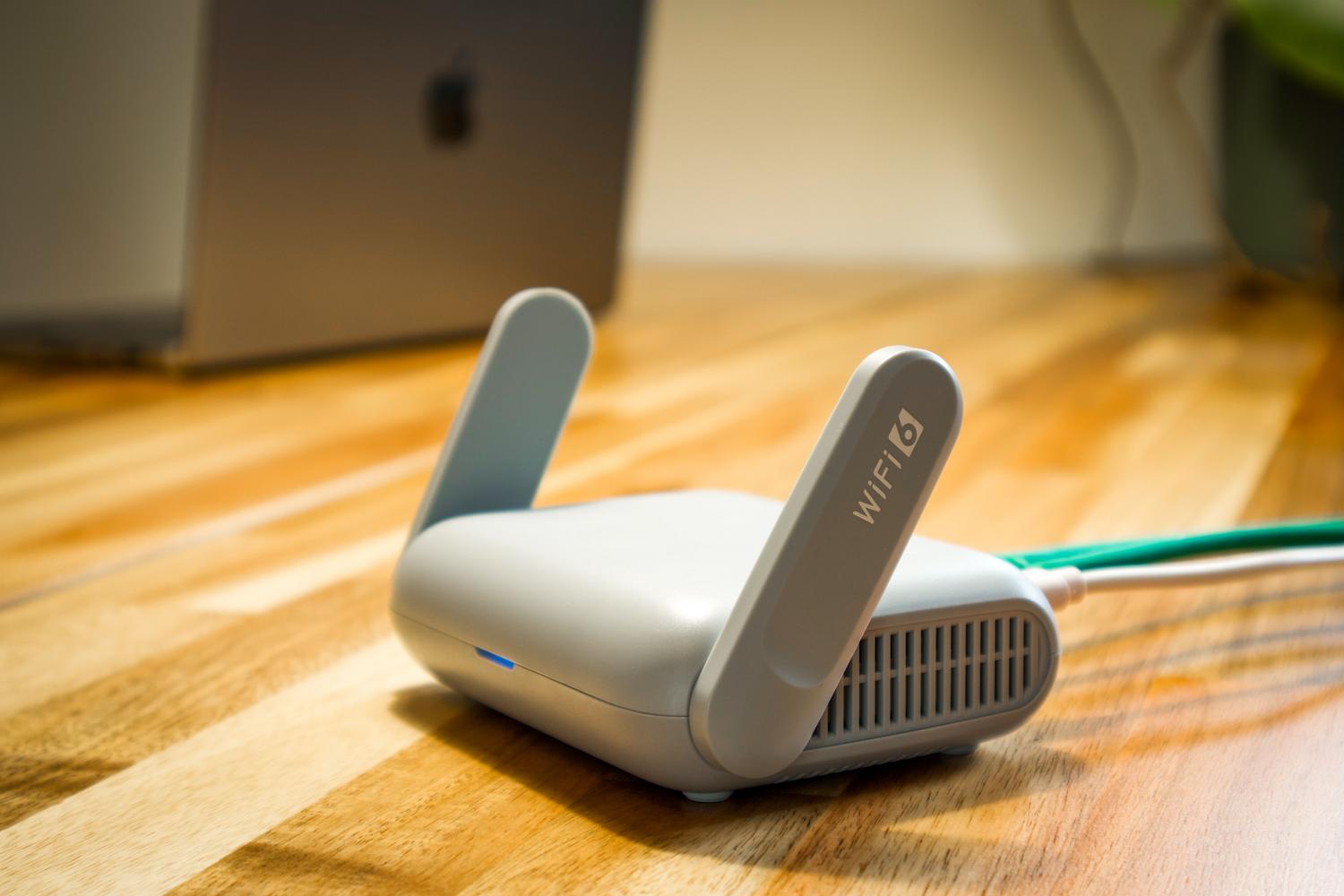 Router inalámbrico moderno en un escritorio doméstico para redirección de puertos