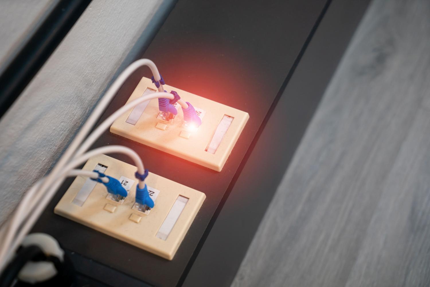 Detalle de cables Ethernet conectados a un puerto de red para estabilidad del servidor