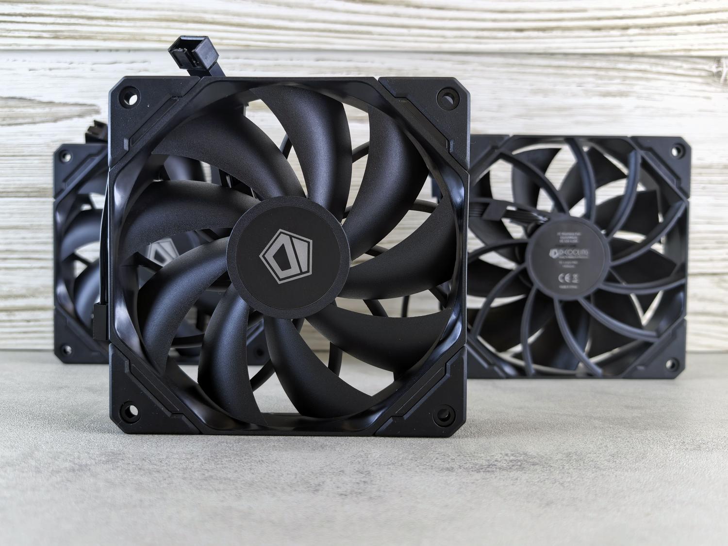 Detalle de ventiladores de alto rendimiento para refrigeración de CPU y chasis sobre fondo neutro.