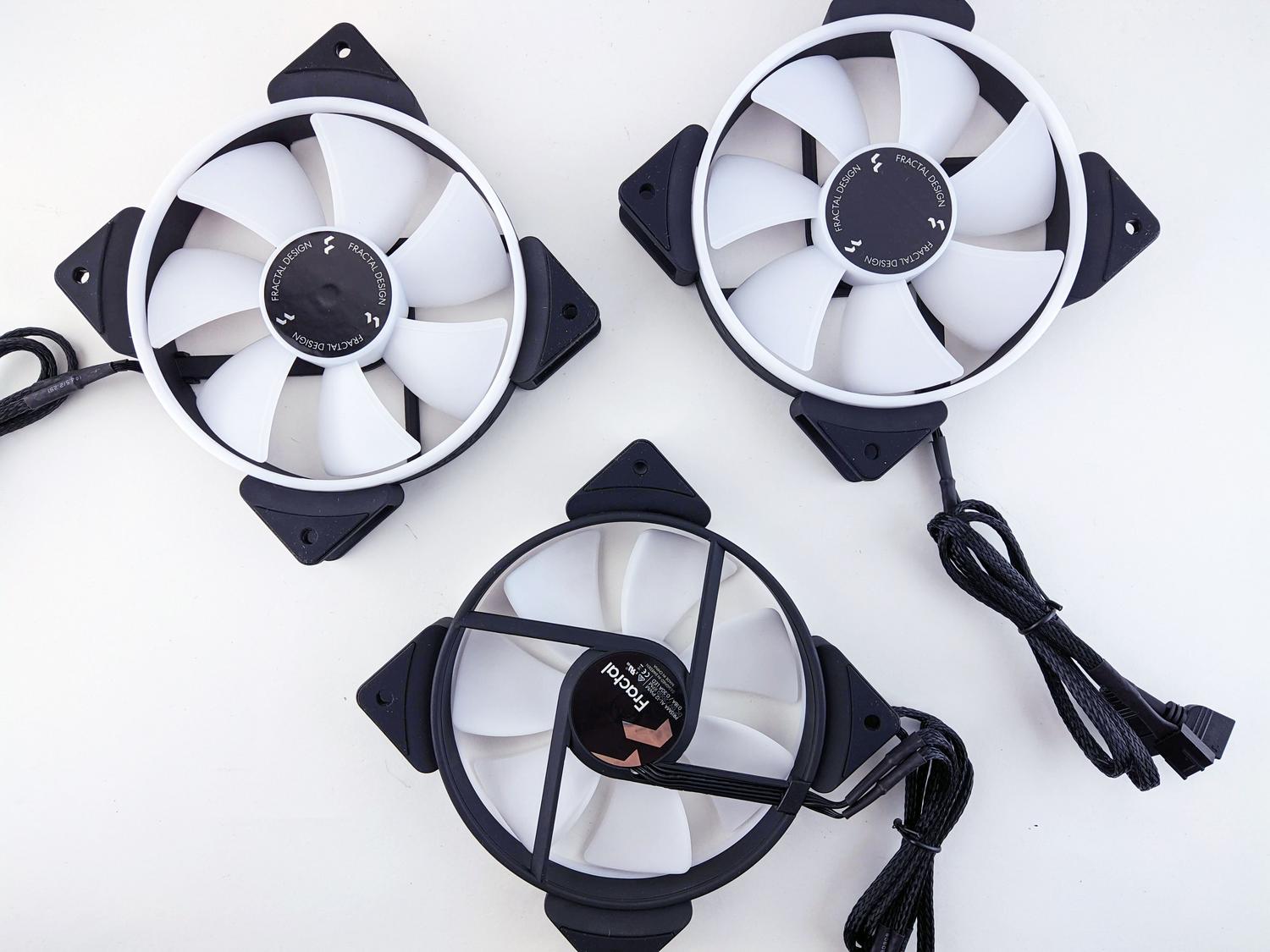 Ventiladores de refrigeración para PC con sus respectivos conectores y cables PWM.