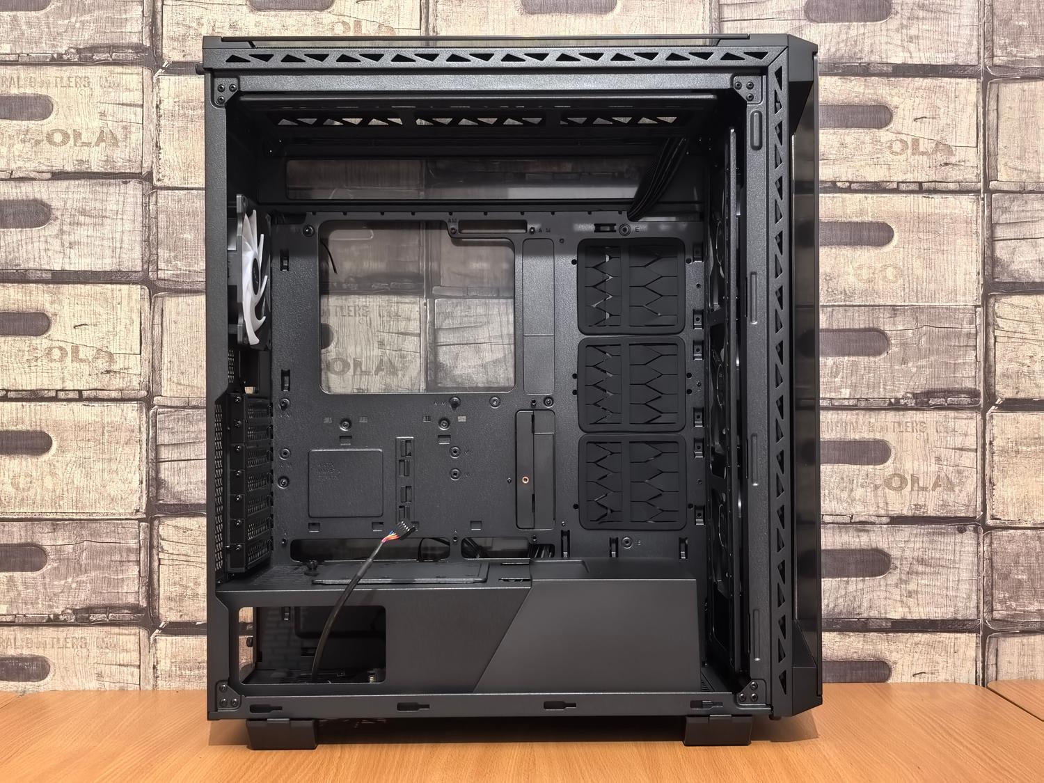 Interior de una torre de PC abierta, ideal para mostrar la instalación de tarjetas de red para un firewall OPNsense. Interior de una torre de PC abierta, ideal para mostrar la instalación de tarjetas de red para un firewall OPNsense.