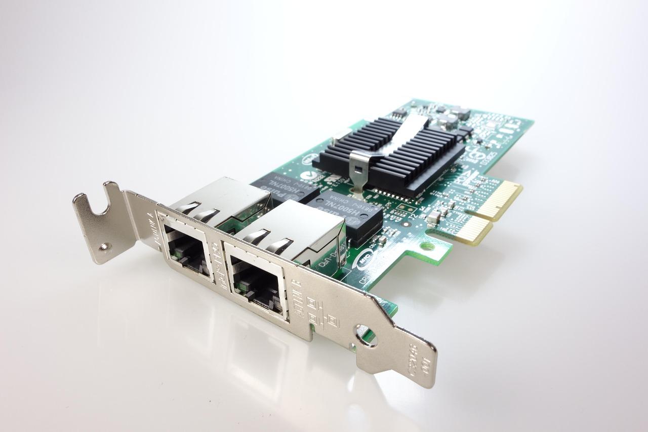 Tarjeta de red PCI Express detallada, componente esencial para añadir puertos Ethernet a un PC viejo.