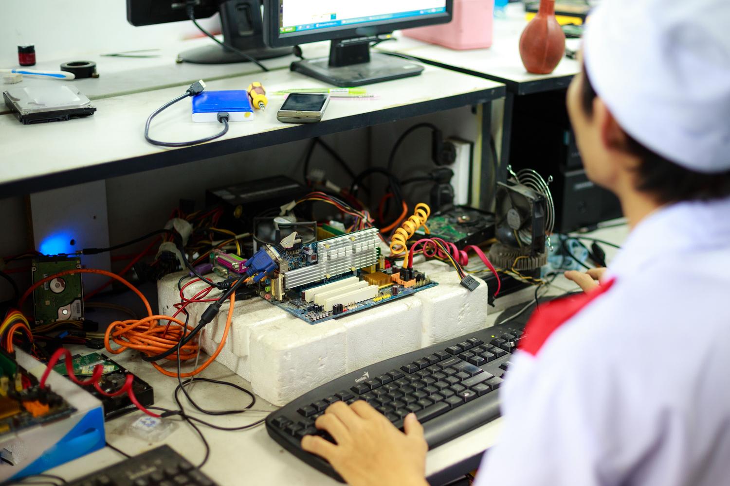 Técnico de informática trabajando en el mantenimiento de un equipo, perfil ideal para el uso de herramientas como Ventoy.
