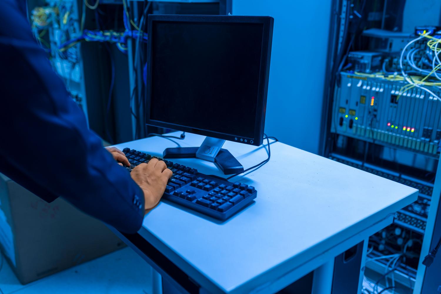 Profesional de IT gestionando sistemas en un centro de datos, optimizando el despliegue de sistemas operativos mediante USB multiboot.