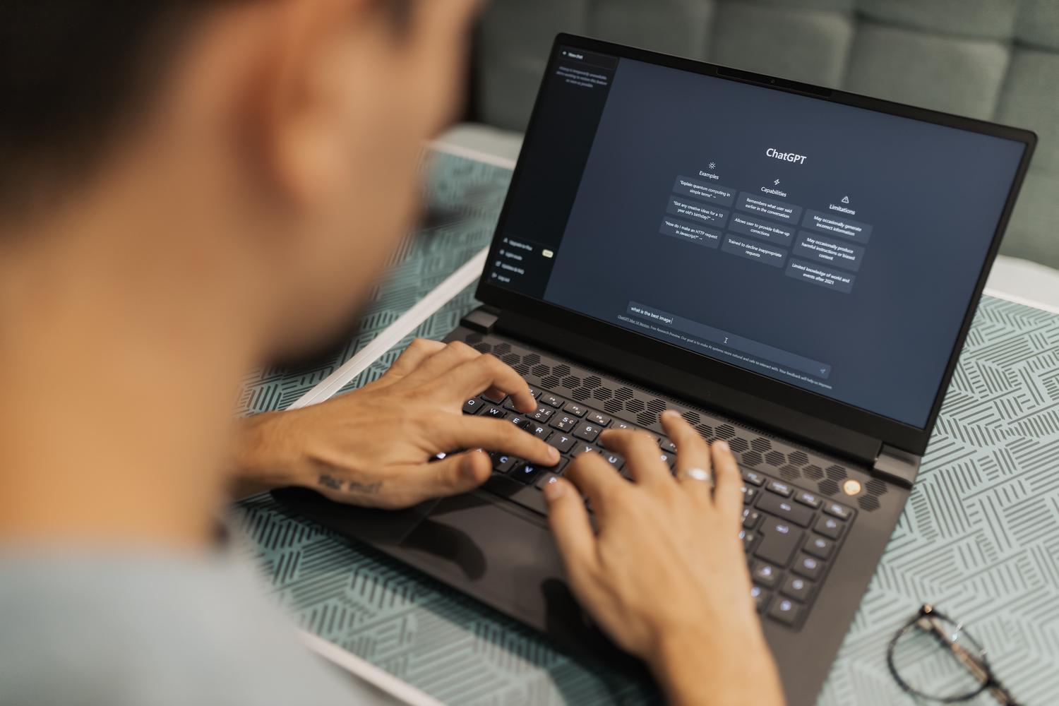 Persona concentrada trabajando eficientemente en un ordenador portátil, representando la agilidad y el rendimiento logrado tras la optimización.