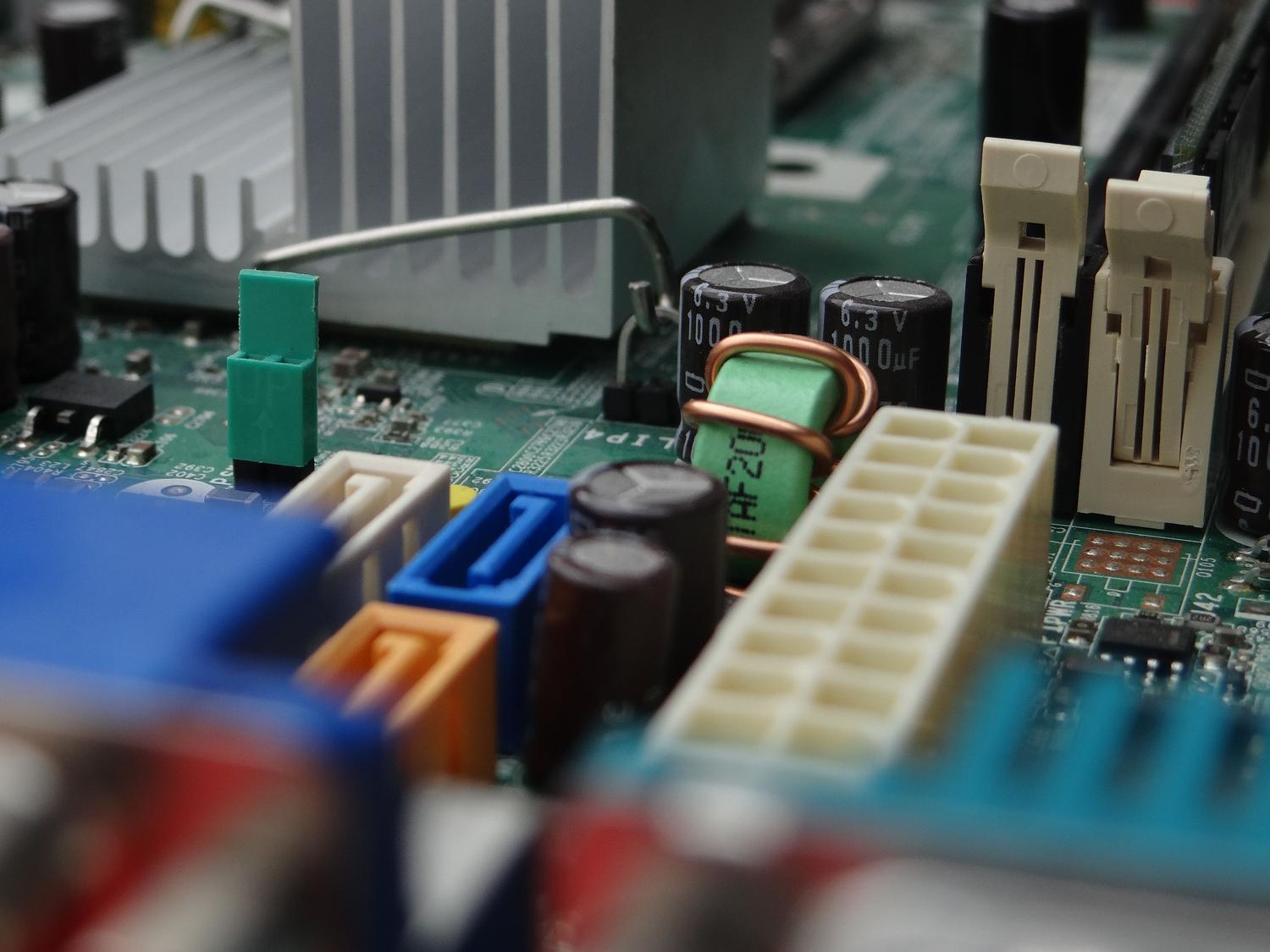 Detalle macro de una placa base de ordenador, simbolizando los servicios internos del sistema y la gestión profunda de servicios.msc.