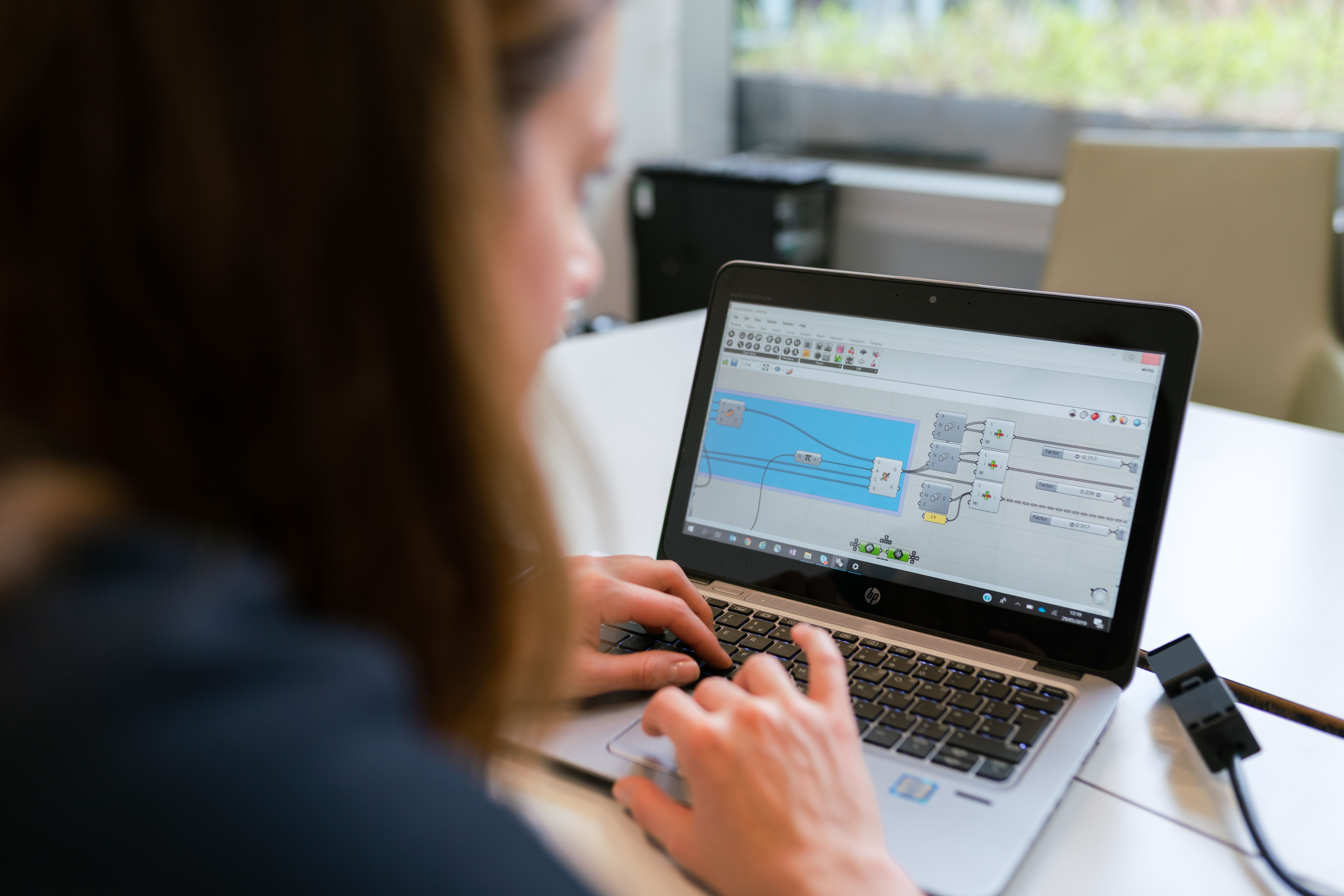 Mujer ingeniera analizando software en un ordenador portátil Mujer ingeniera analizando software en un ordenador portátil