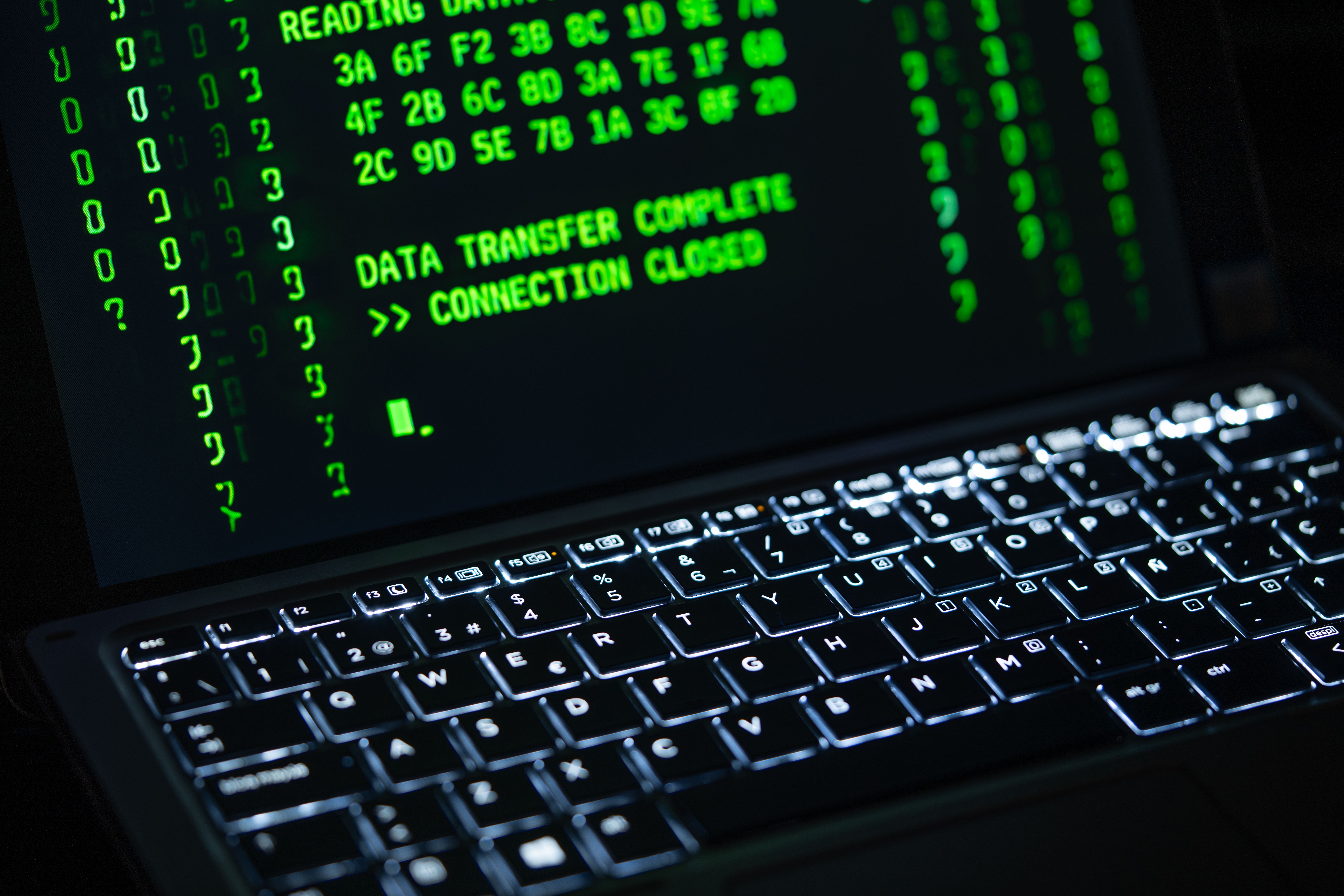 Interfaz de terminal de comandos con texto verde sobre fondo negro, representando la configuración de variables en sistemas Unix y Linux. Interfaz de terminal de comandos con texto verde sobre fondo negro, representando la configuración de variables en sistemas Unix y Linux.