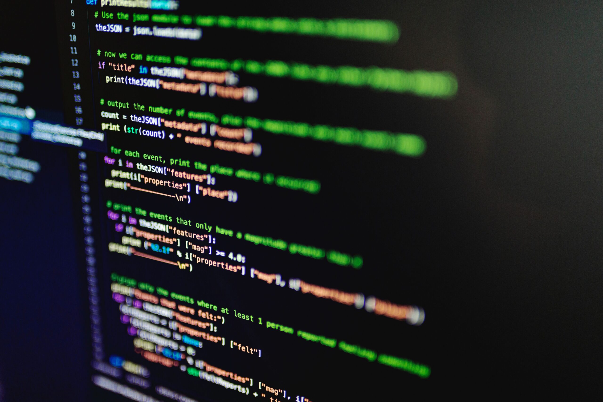 Código de Python procesando datos JSON en una pantalla, ilustrando la potencia de la lógica de programación.