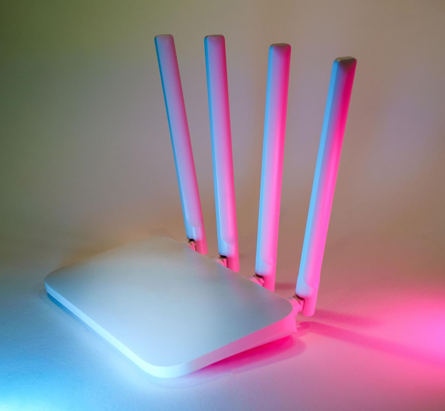 Router inalámbrico moderno, dispositivo clave para configurar el reenvío de puertos y VPN para Wake on LAN remoto.