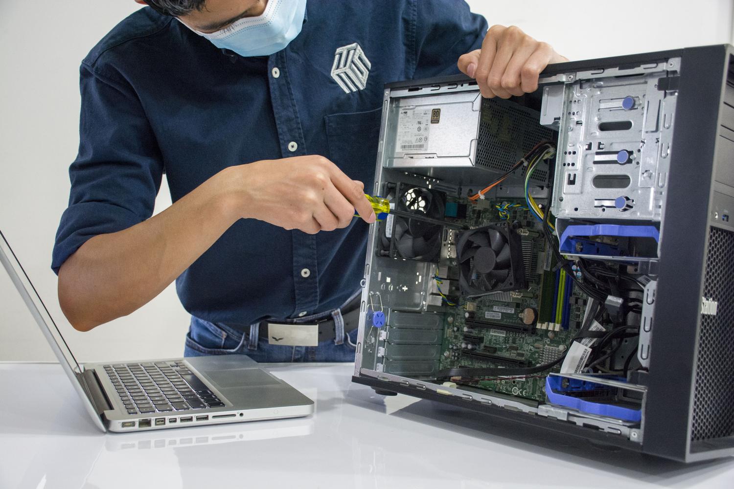 Técnico especializado reparando los componentes internos de un ordenador de escritorio, representando el diagnóstico y el servicio técnico profesional. Técnico especializado reparando los componentes internos de un ordenador de escritorio, representando el diagnóstico y el servicio técnico profesional.