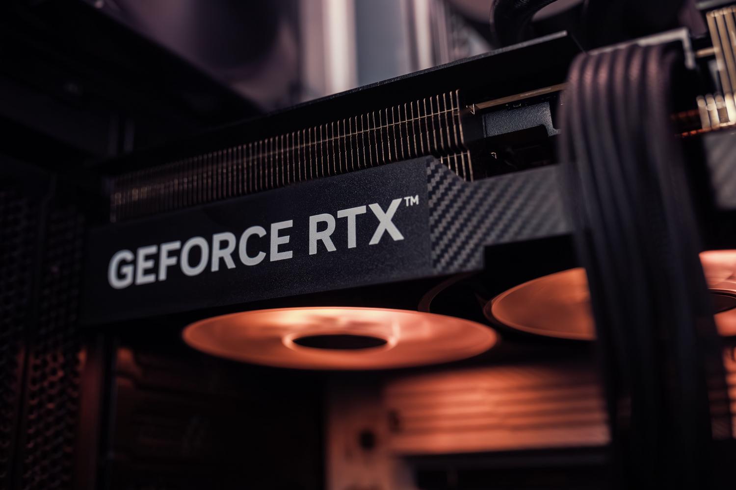 Tarjeta gráfica GeForce RTX instalada en el interior de un ordenador gaming, útil para la sección de errores de montaje e instalación. Tarjeta gráfica GeForce RTX instalada en el interior de un ordenador gaming, útil para la sección de errores de montaje e instalación.