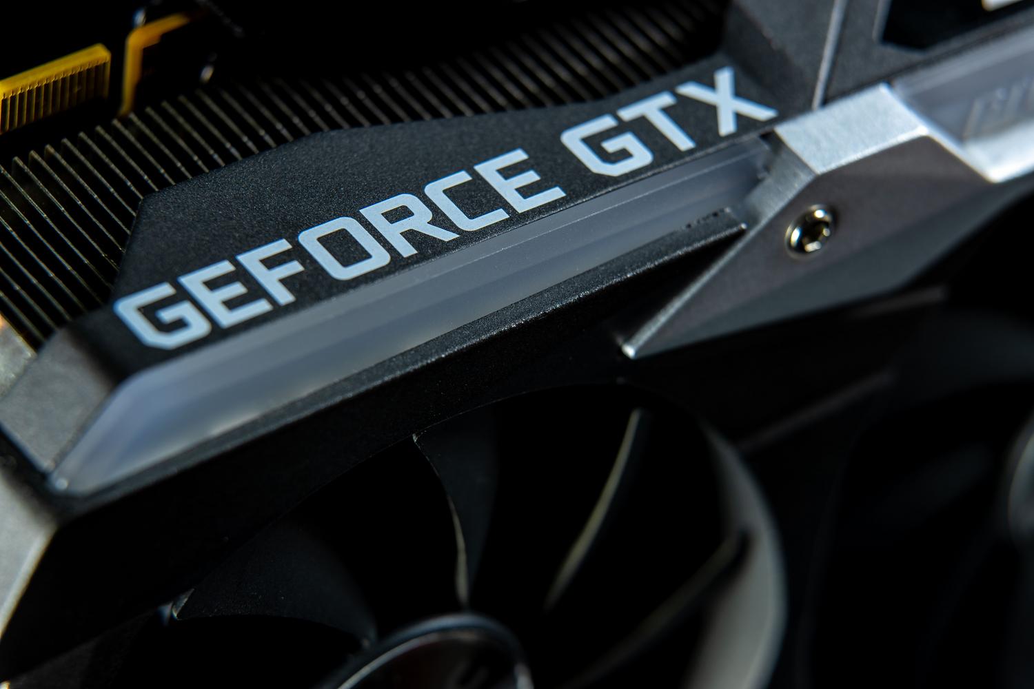 Detalle macro de los componentes electrónicos de una tarjeta gráfica GeForce GTX, ilustrando el deterioro físico y los fallos de hardware. Detalle macro de los componentes electrónicos de una tarjeta gráfica GeForce GTX, ilustrando el deterioro físico y los fallos de hardware.