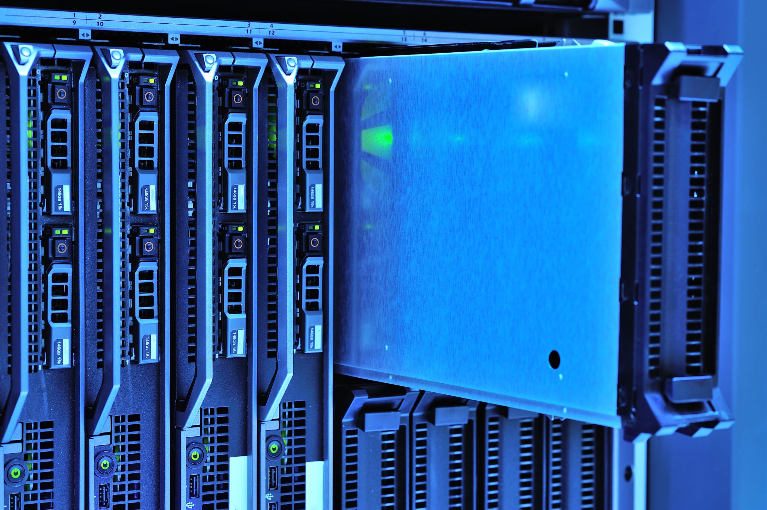 Vista detallada de racks de servidores con iluminación LED en un entorno de centro de datos moderno