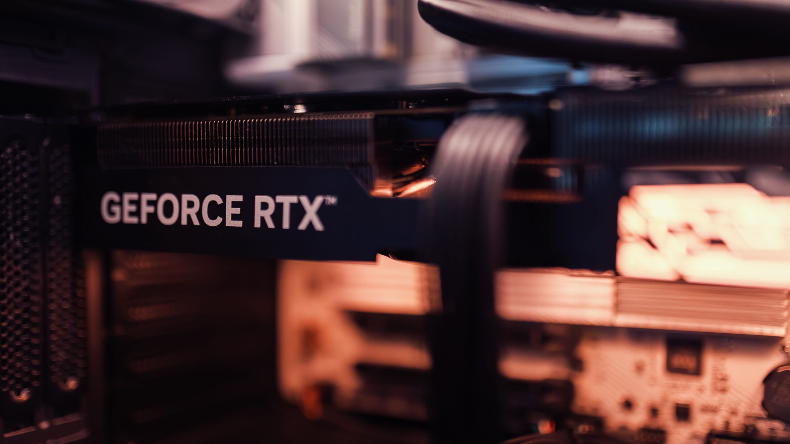 Detalle de una tarjeta gráfica NVIDIA RTX instalada en un ordenador de alto rendimiento